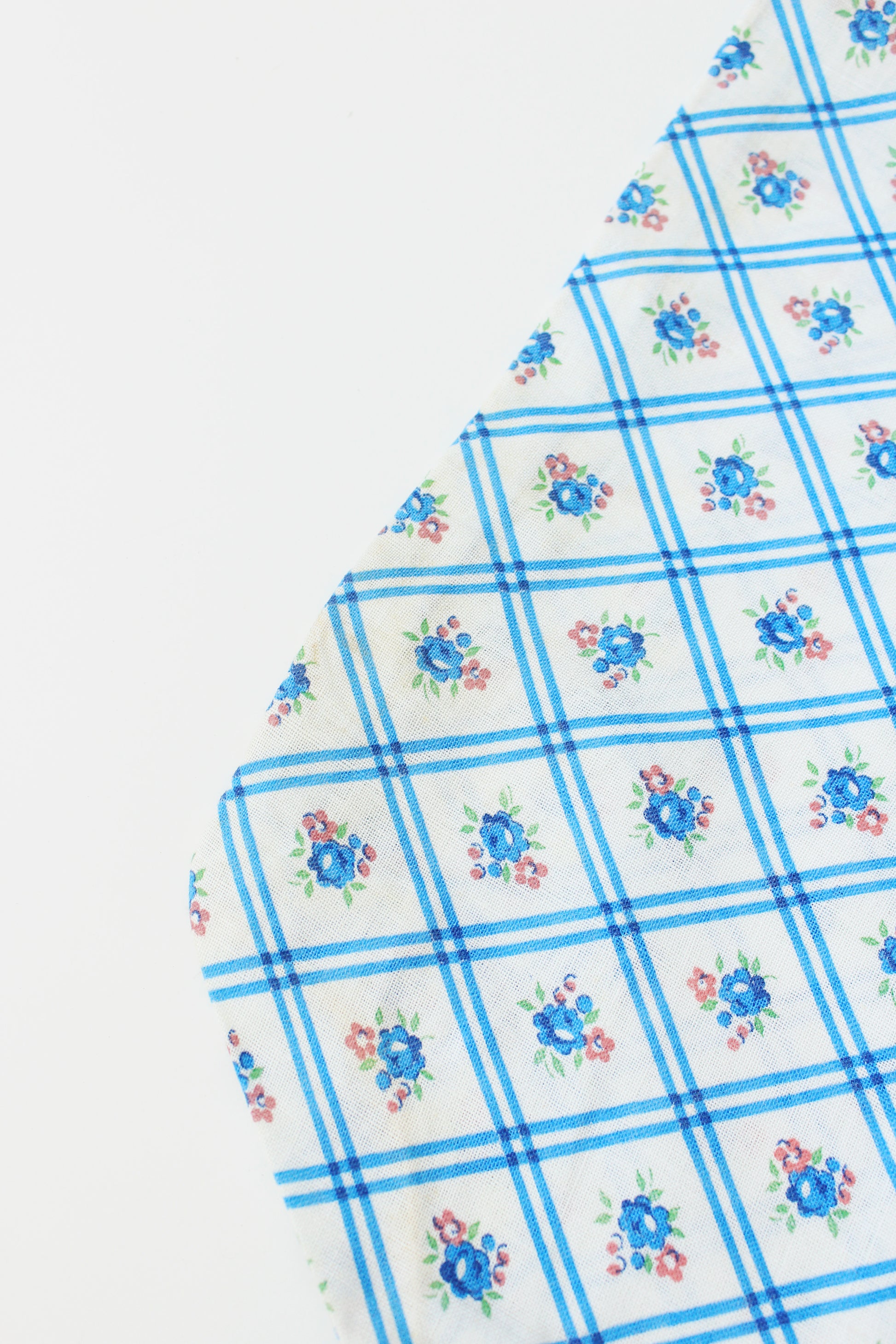 1940s Light Blue And White Floral Grid Feedsack, Vintage Summer Sewing/Quilting Fabric
