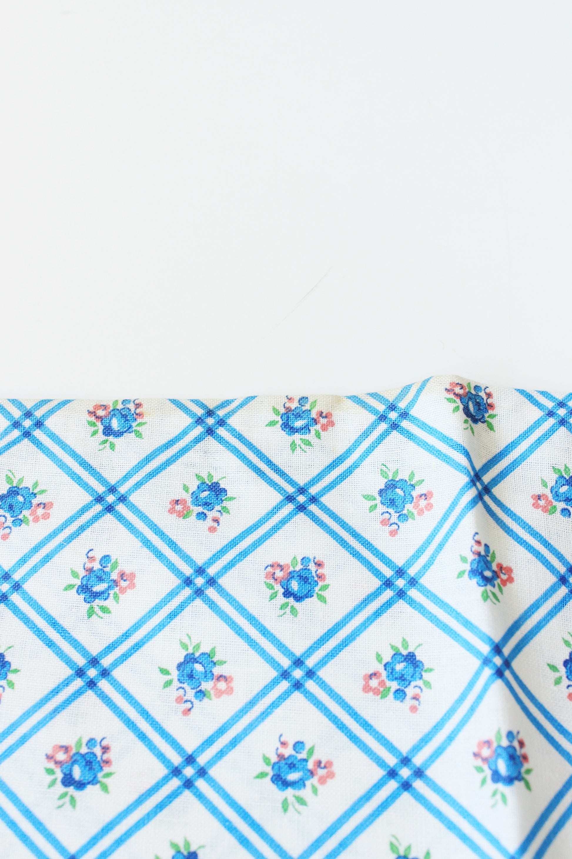 1940s Light Blue And White Floral Grid Feedsack, Vintage Summer Sewing/Quilting Fabric