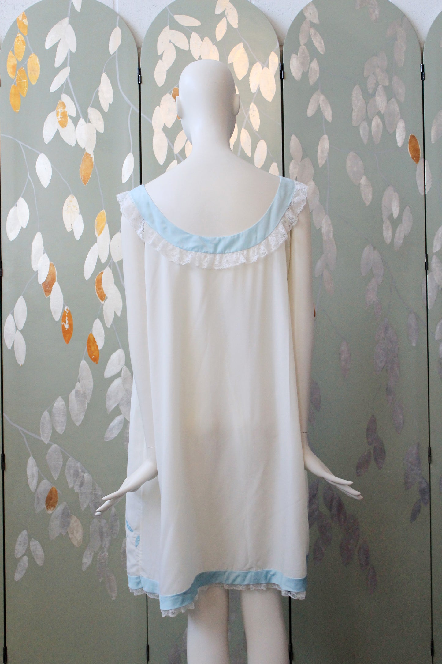 1960s Babydoll Nightgown In White With Light Blue Flowers, Large