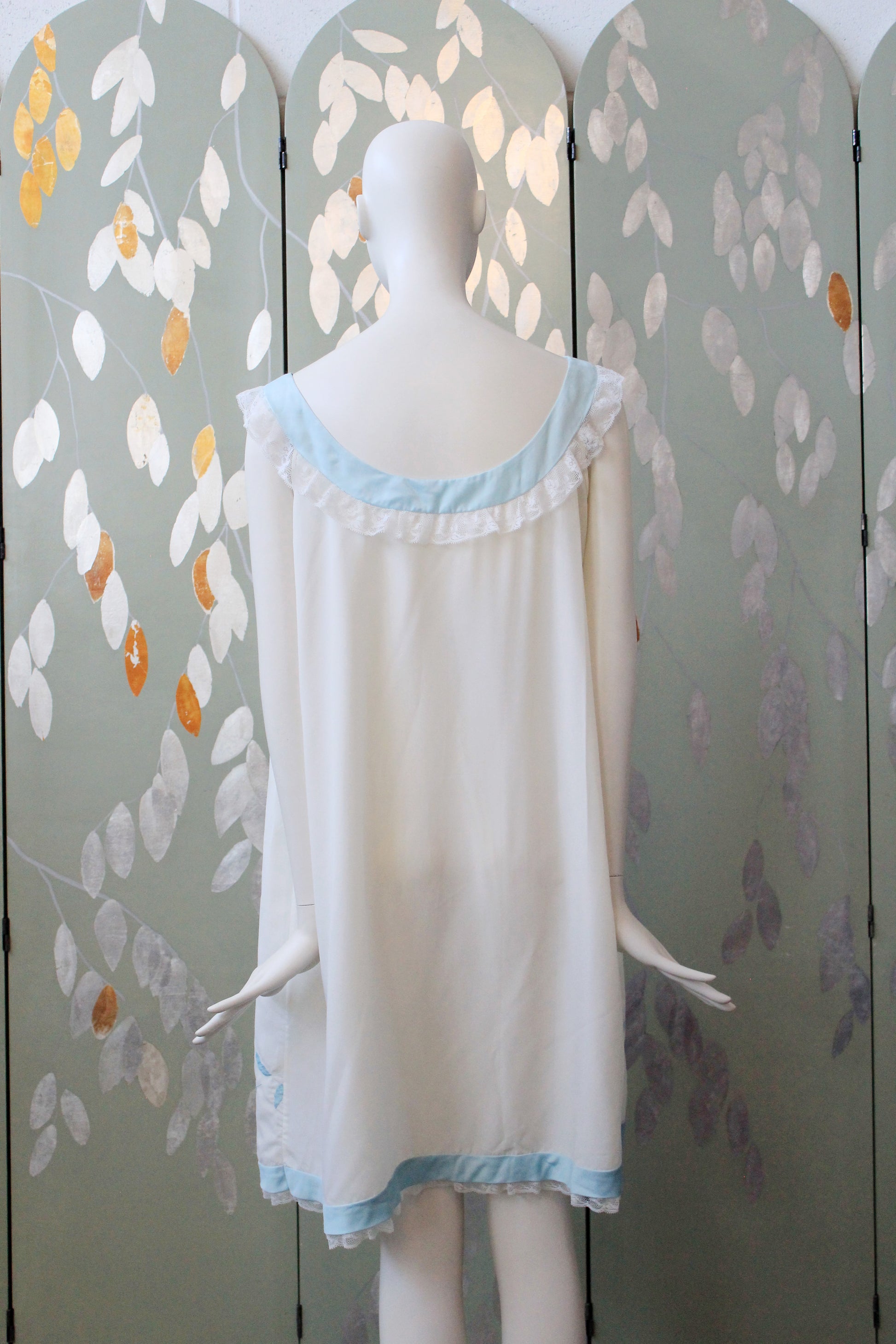 1960s Babydoll Nightgown In White With Light Blue Flowers, Large