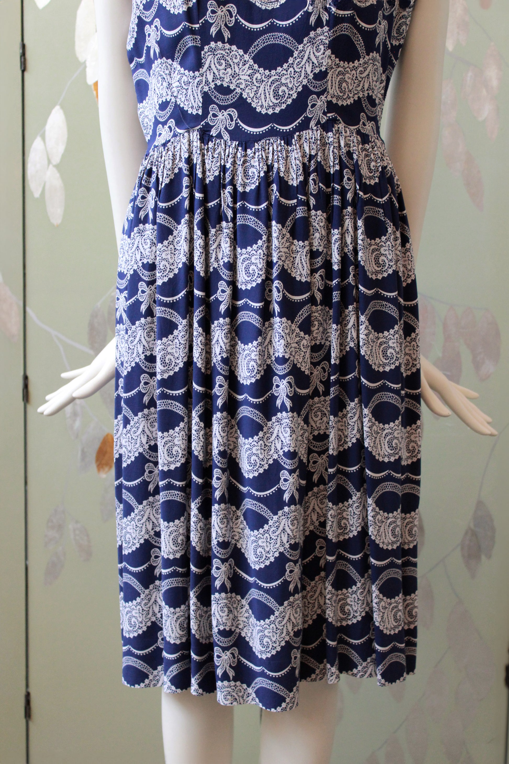 1940s Blue Dress With White Lace And Bow Novelty Print, Medium – Ian Drummond Vintage