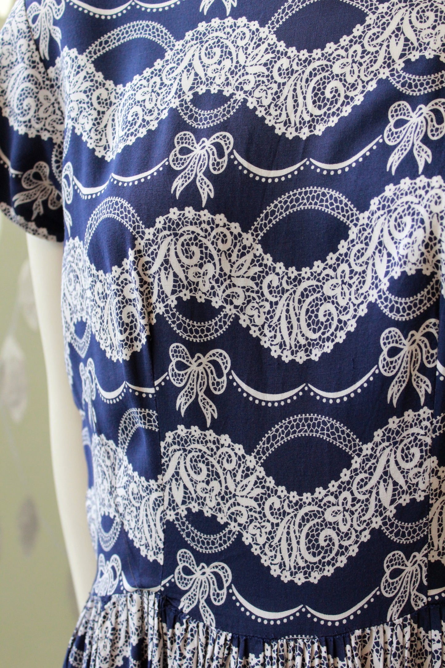 1940s Blue Dress With White Lace And Bow Novelty Print, Medium 