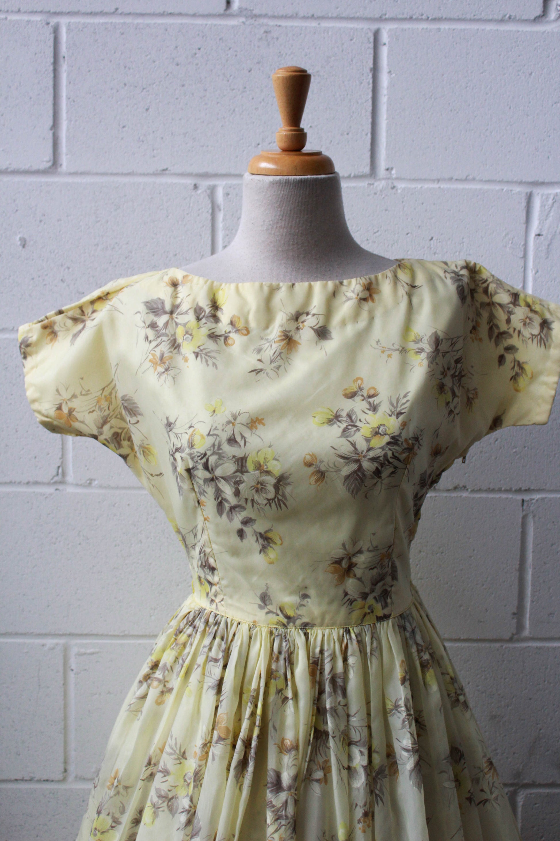 Vintage 1950s Yellow Floral Dress with Bustle Ruffle Back, Small – Ian Drummond Vintage Vintage 1950s Yellow Floral Dress with Bustle Ruffle Back, Small – Ian Drummond Vintage