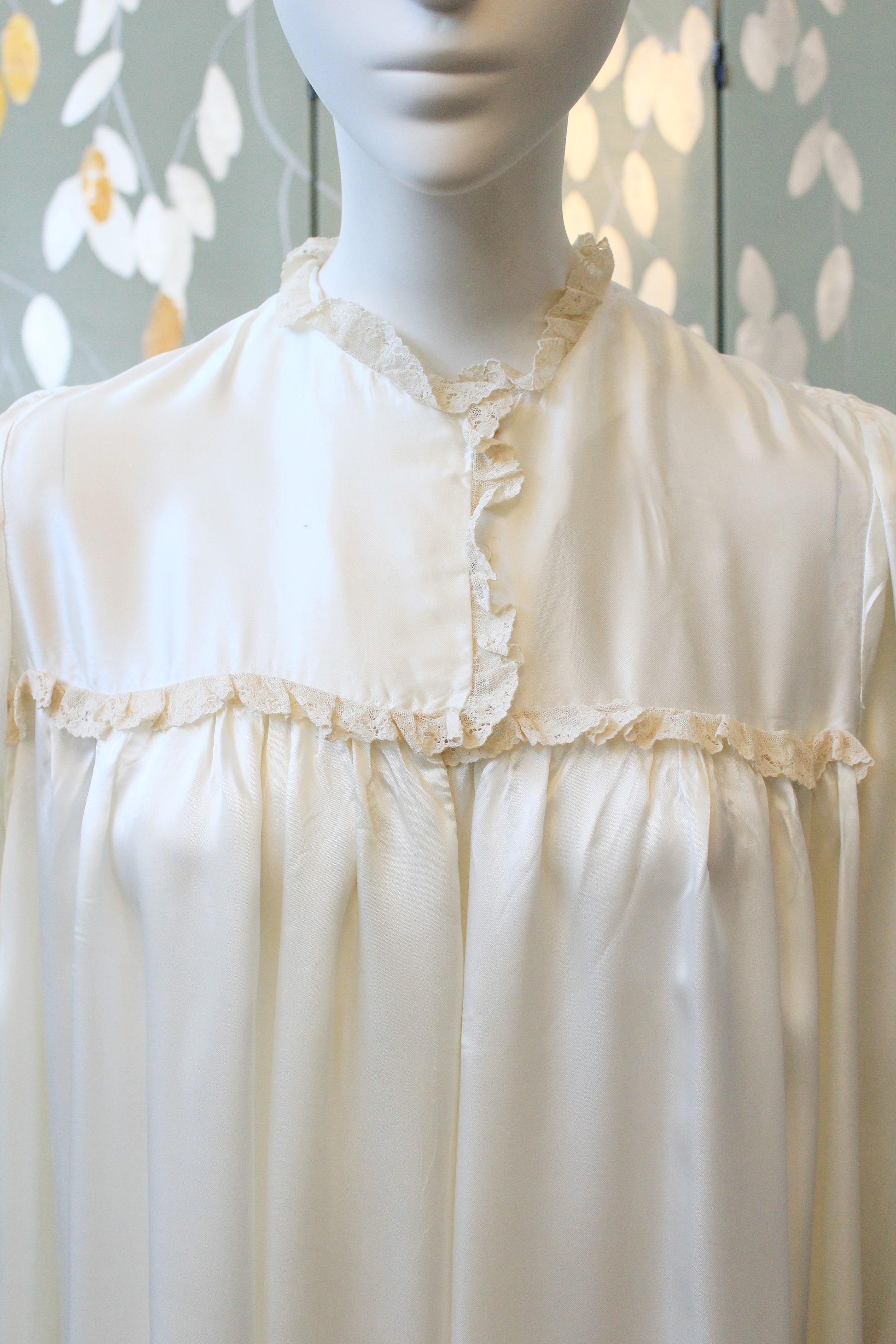 1970s Cream Lace Trim Long Sleeve Satin Robe, Small