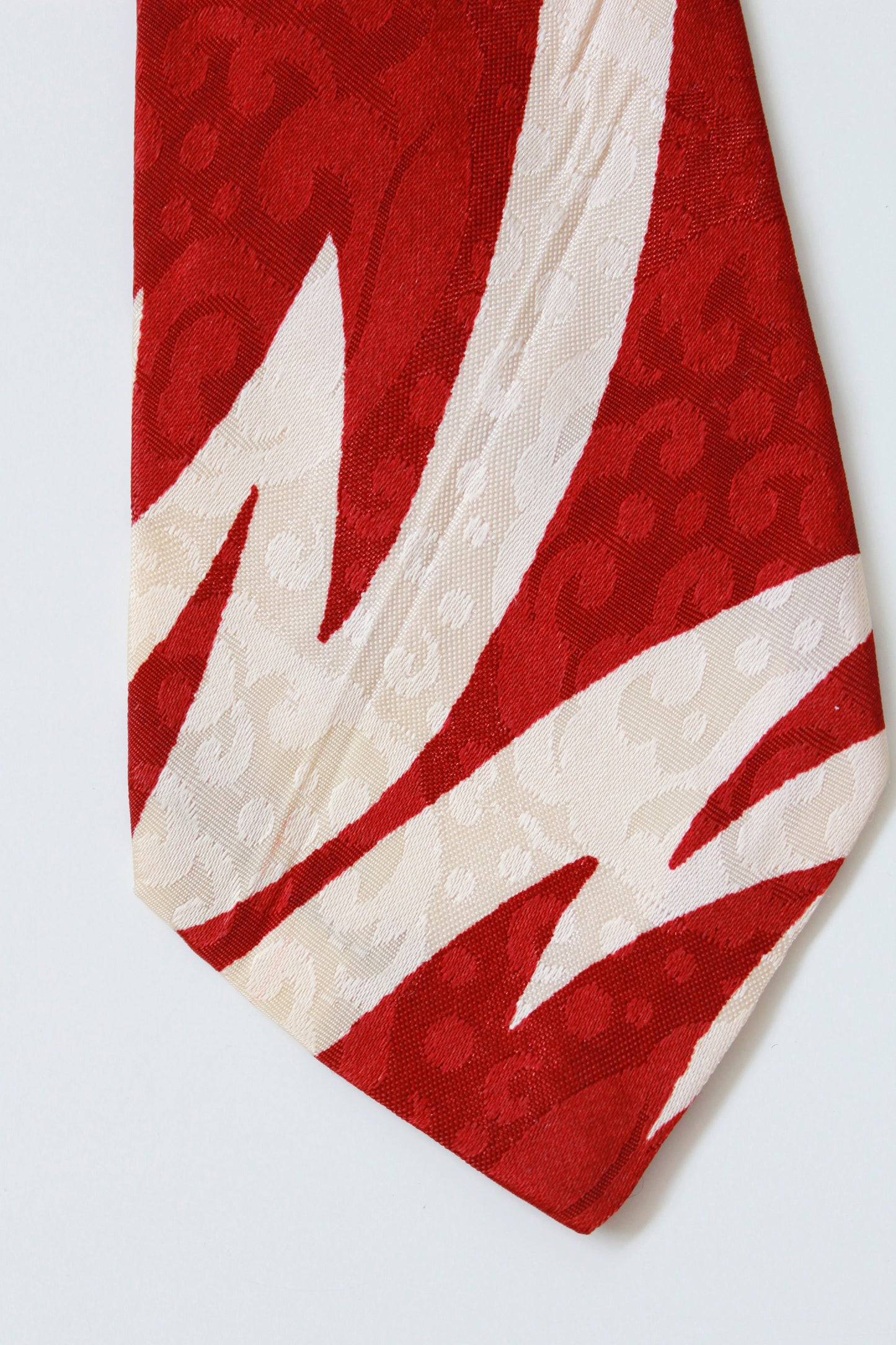 Vintage Late 1940s Red and Cream Rayon Tie With Zig Zag Pattern