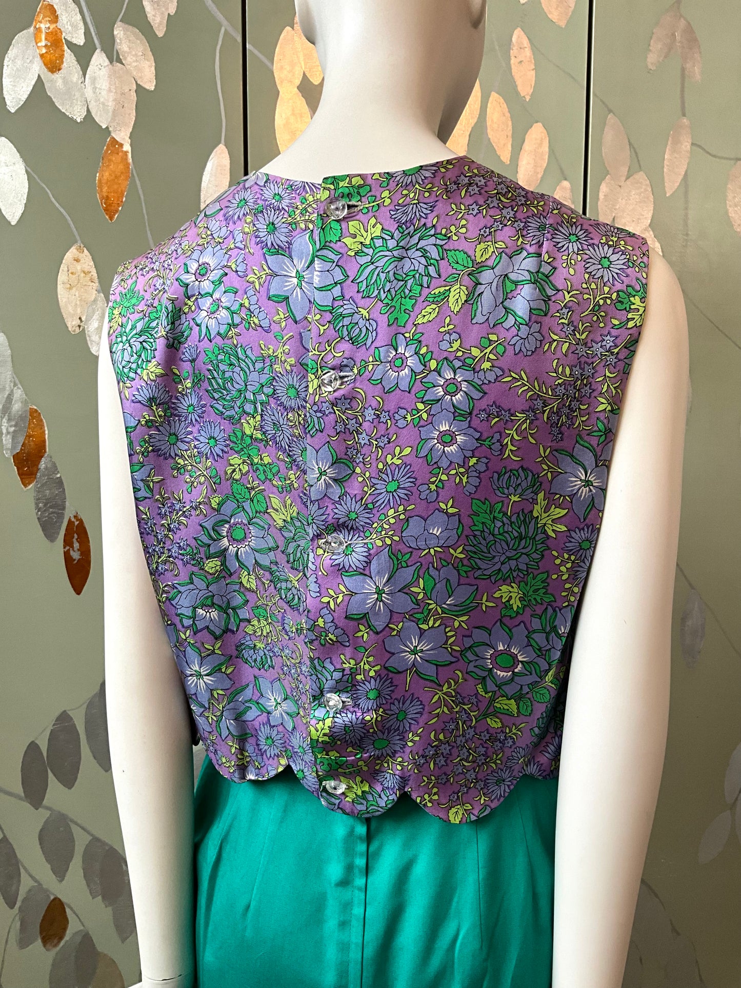 Vintage 1960s Purple and Green Floral Print Satin Sleeveless Cropped Top, Large