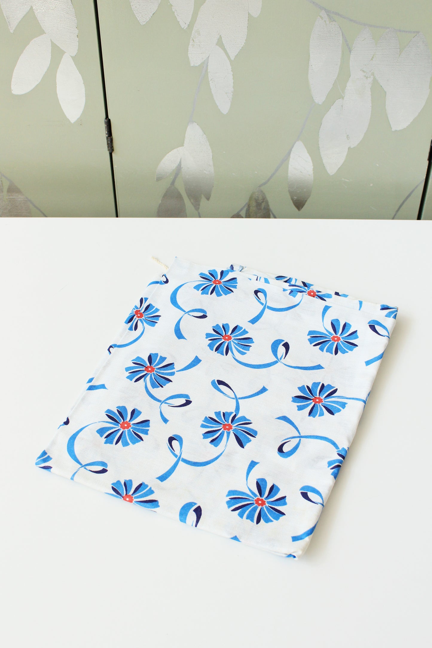 1940s Blue And White Floral Feedsack With Ribbon Illustration, Vintage Summer Sewing/Quilting Fabric