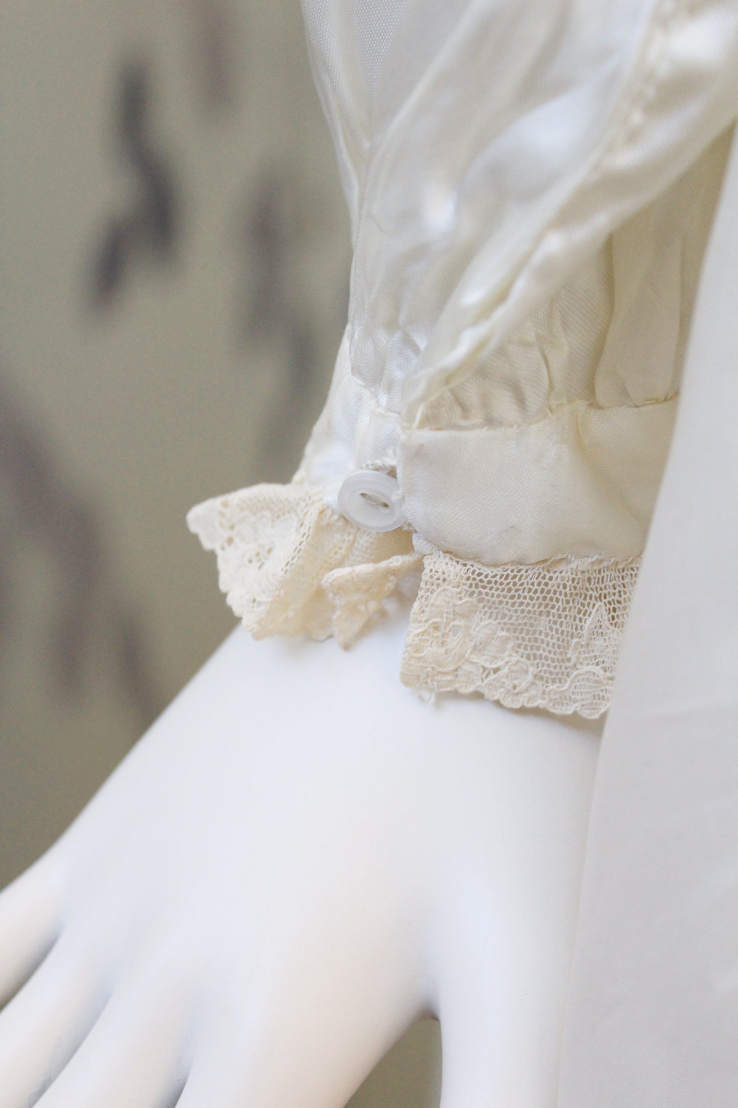 1970s Cream Lace Trim Long Sleeve Satin Robe, Small