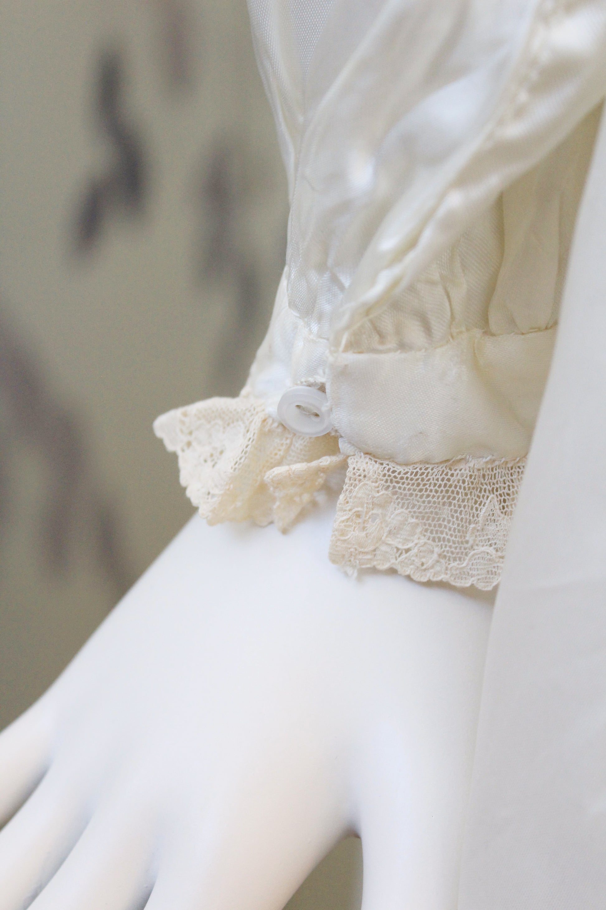 1970s Cream Lace Trim Long Sleeve Satin Robe, Small