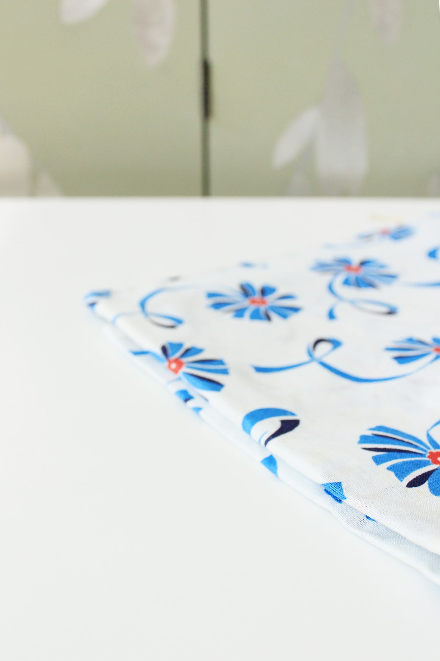 1940s Blue And White Floral Feedsack With Ribbon Illustration, Vintage Summer Sewing/Quilting Fabric