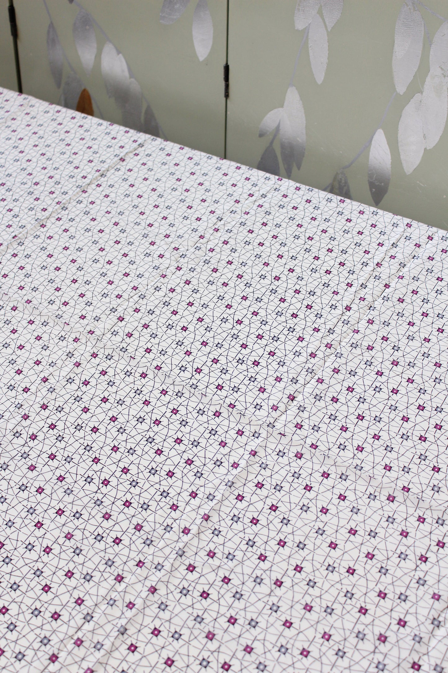 1940s White Abstract Purple And Grey Burst  Print Rayon Sewing Fabric, 3.6 Yards