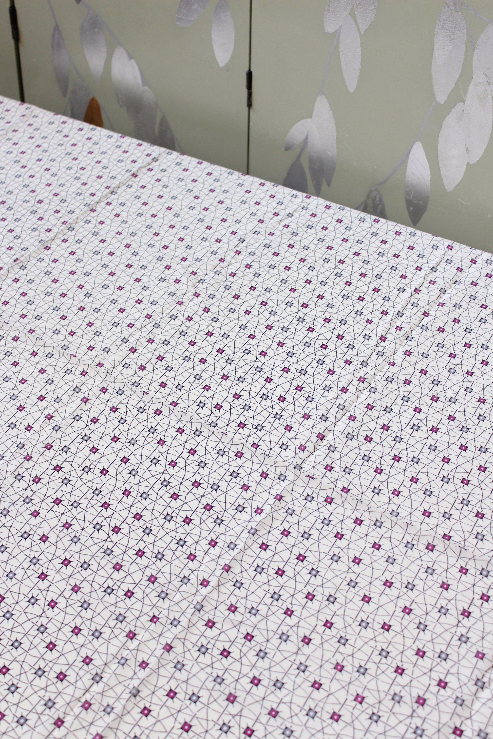 1940s White Abstract Purple And Grey Burst  Print Rayon Sewing Fabric, 3.6 Yards