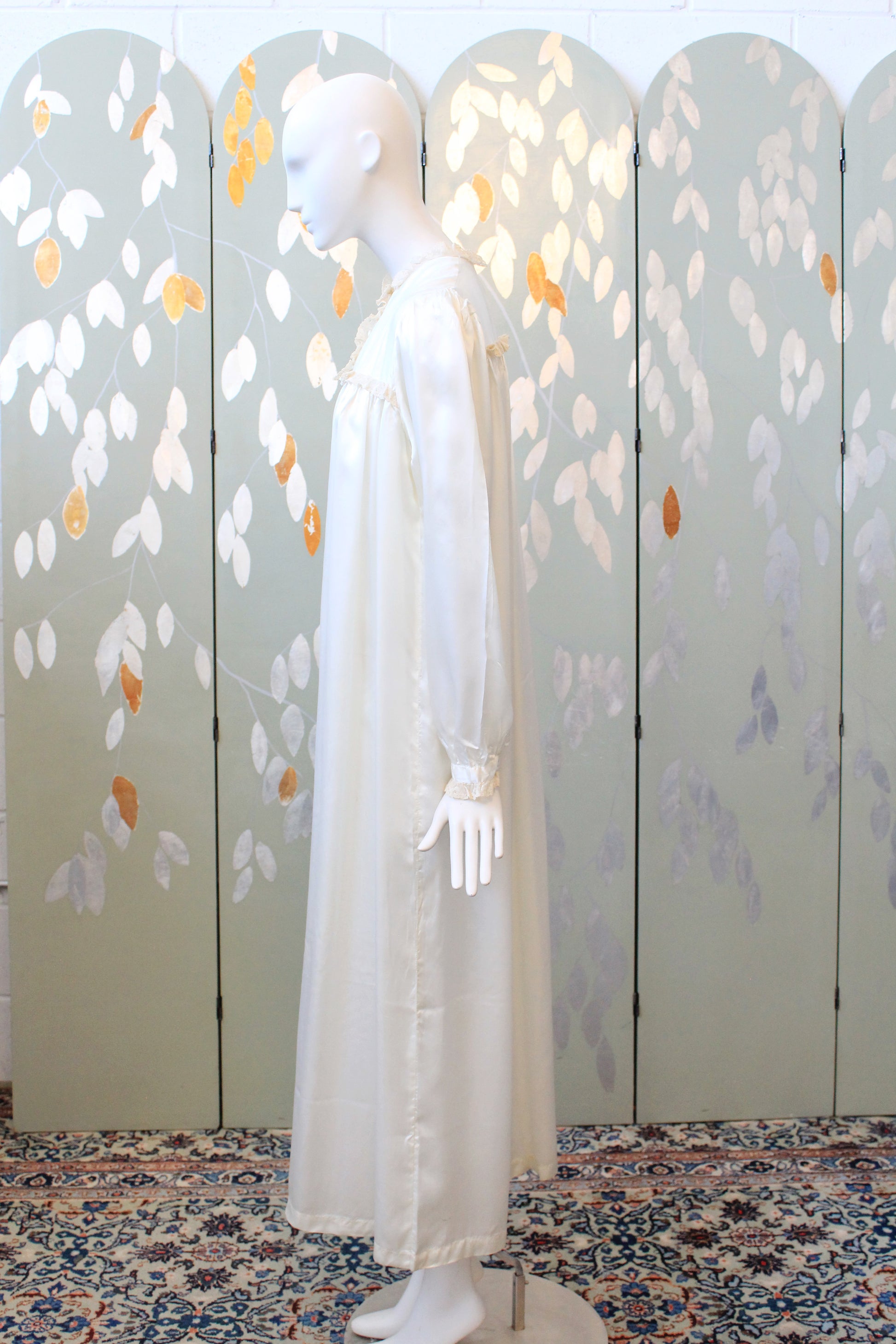 1970s Cream Lace Trim Long Sleeve Satin Robe, Small