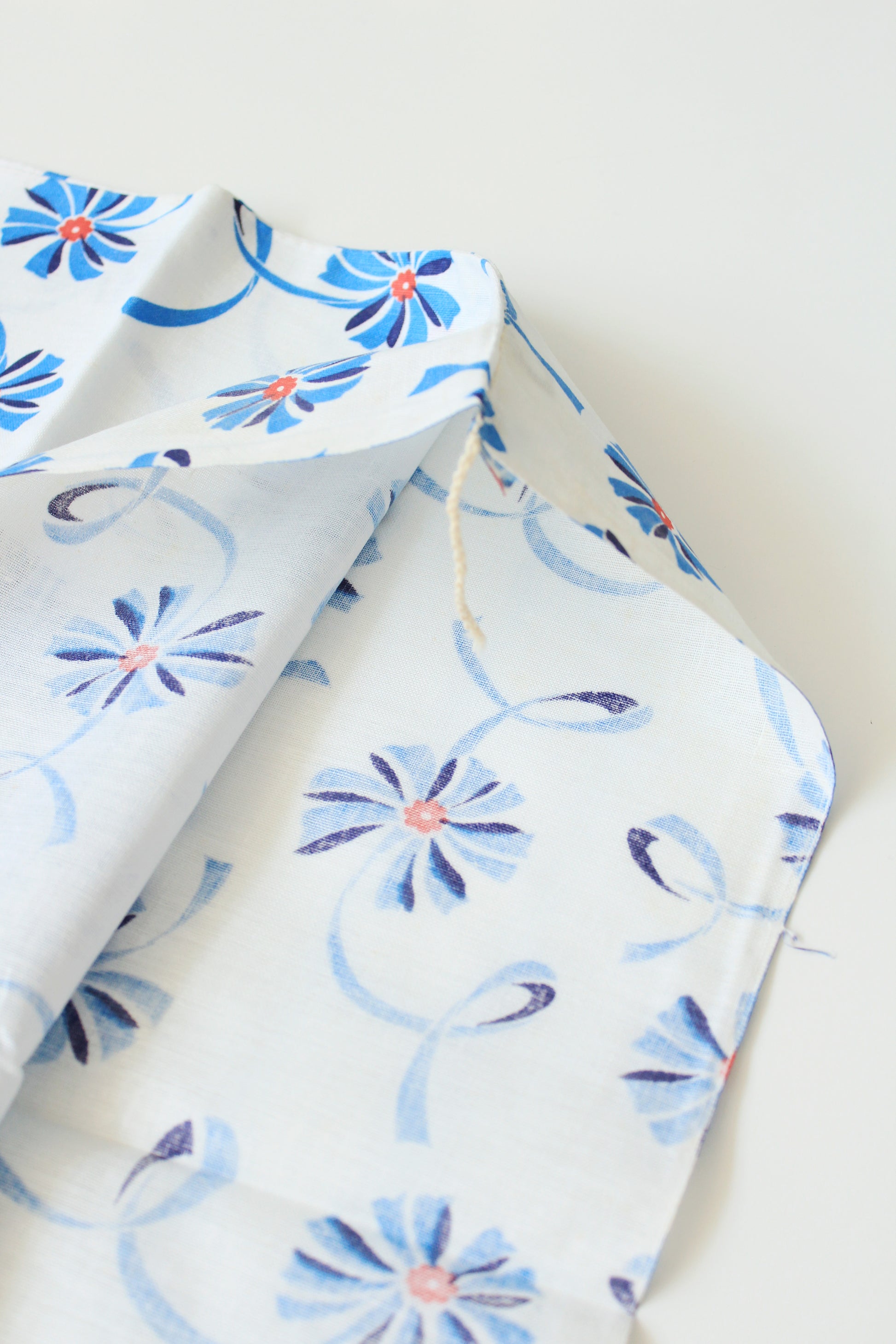 1940s Blue And White Floral Feedsack With Ribbon Illustration, Vintage Summer Sewing/Quilting Fabric