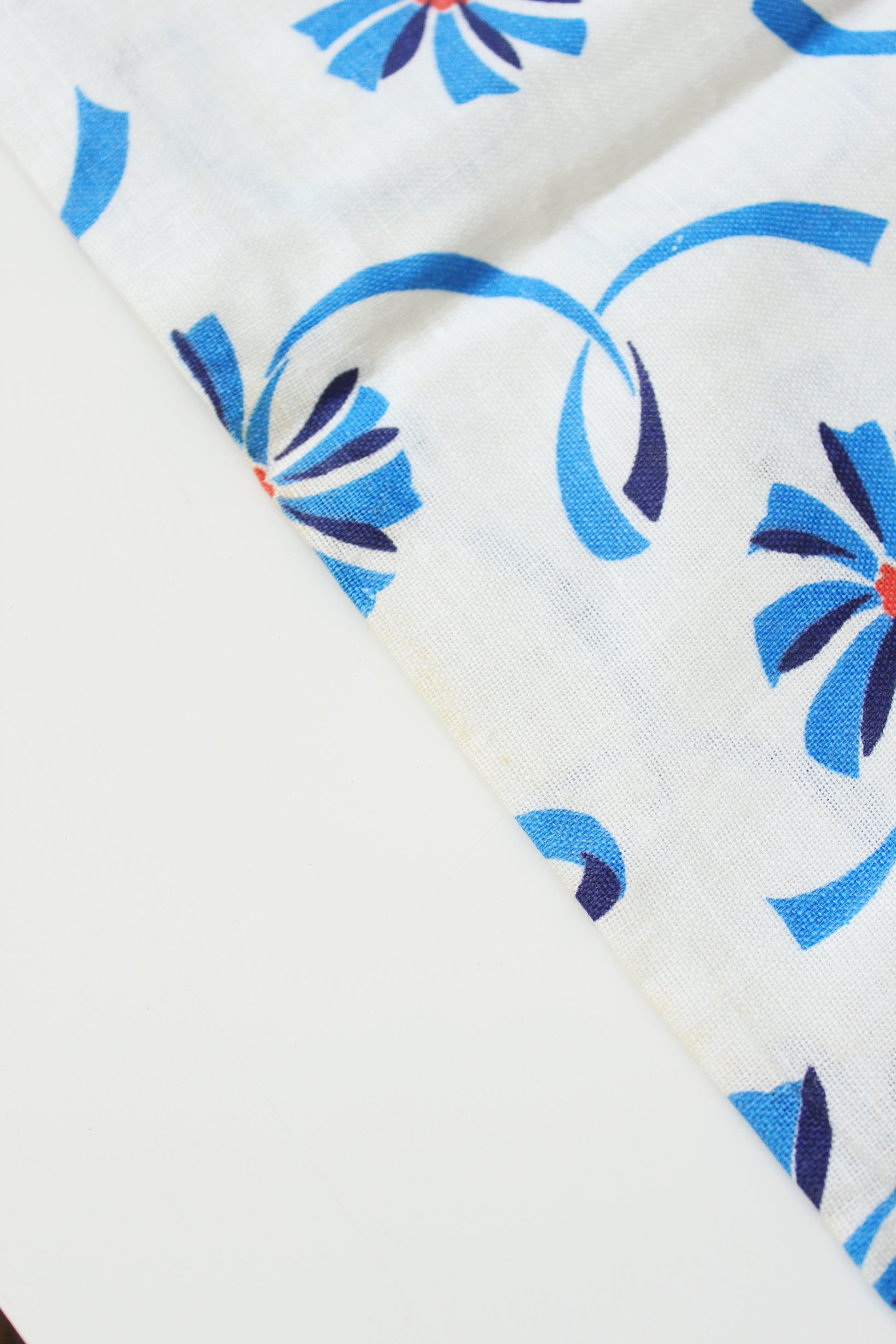 1940s Blue And White Floral Feedsack With Ribbon Illustration, Vintage Summer Sewing/Quilting Fabric