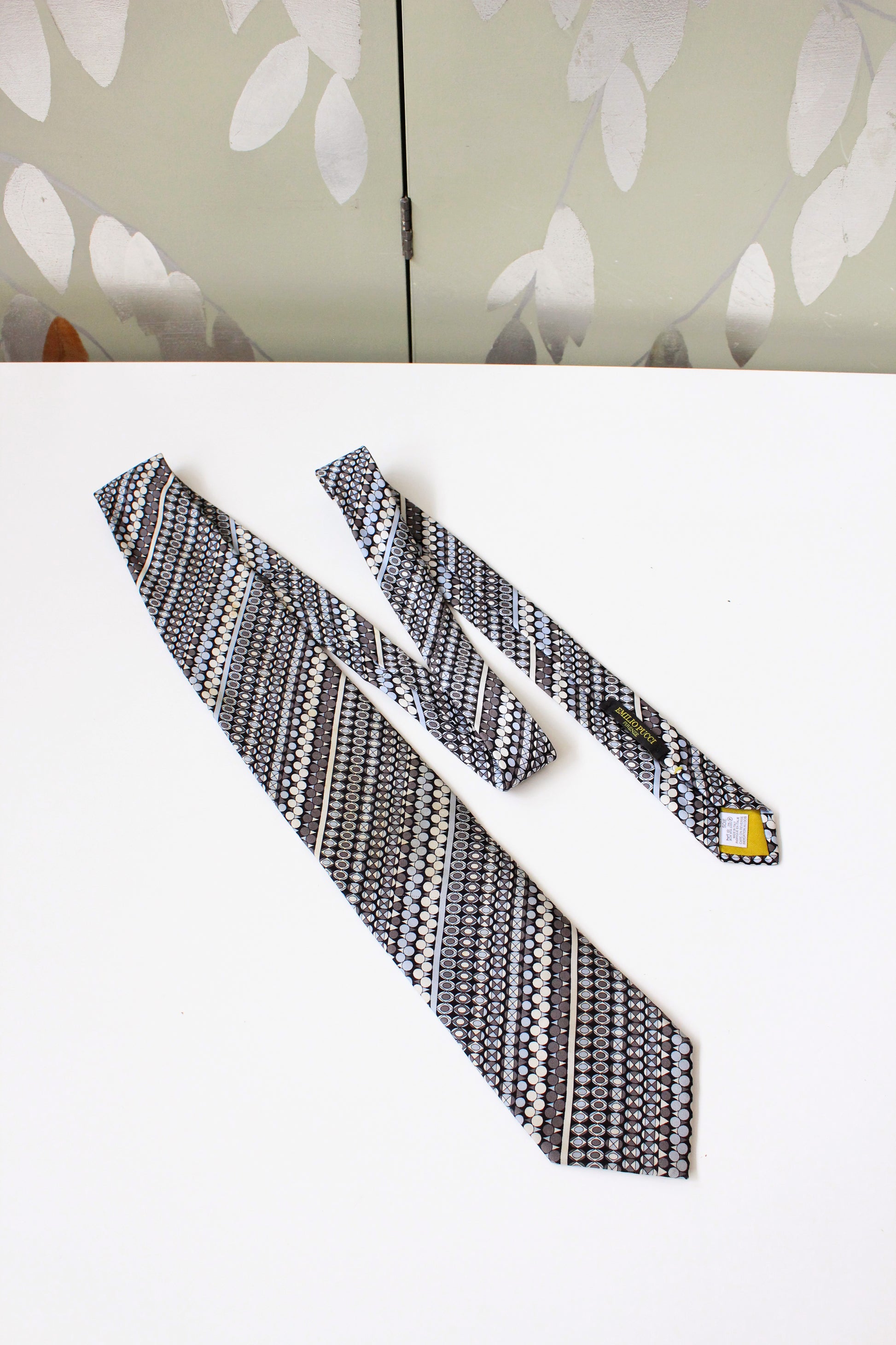 1990s Emilio Pucci Grey And Light Blue Repeating Pattern Silk Designer Tie