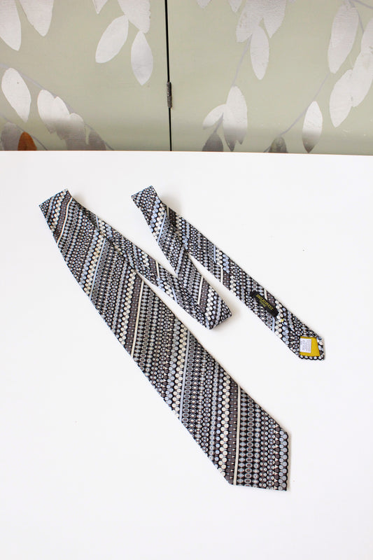 1990s Emilio Pucci Grey And Light Blue Repeating Pattern Silk Designer Tie