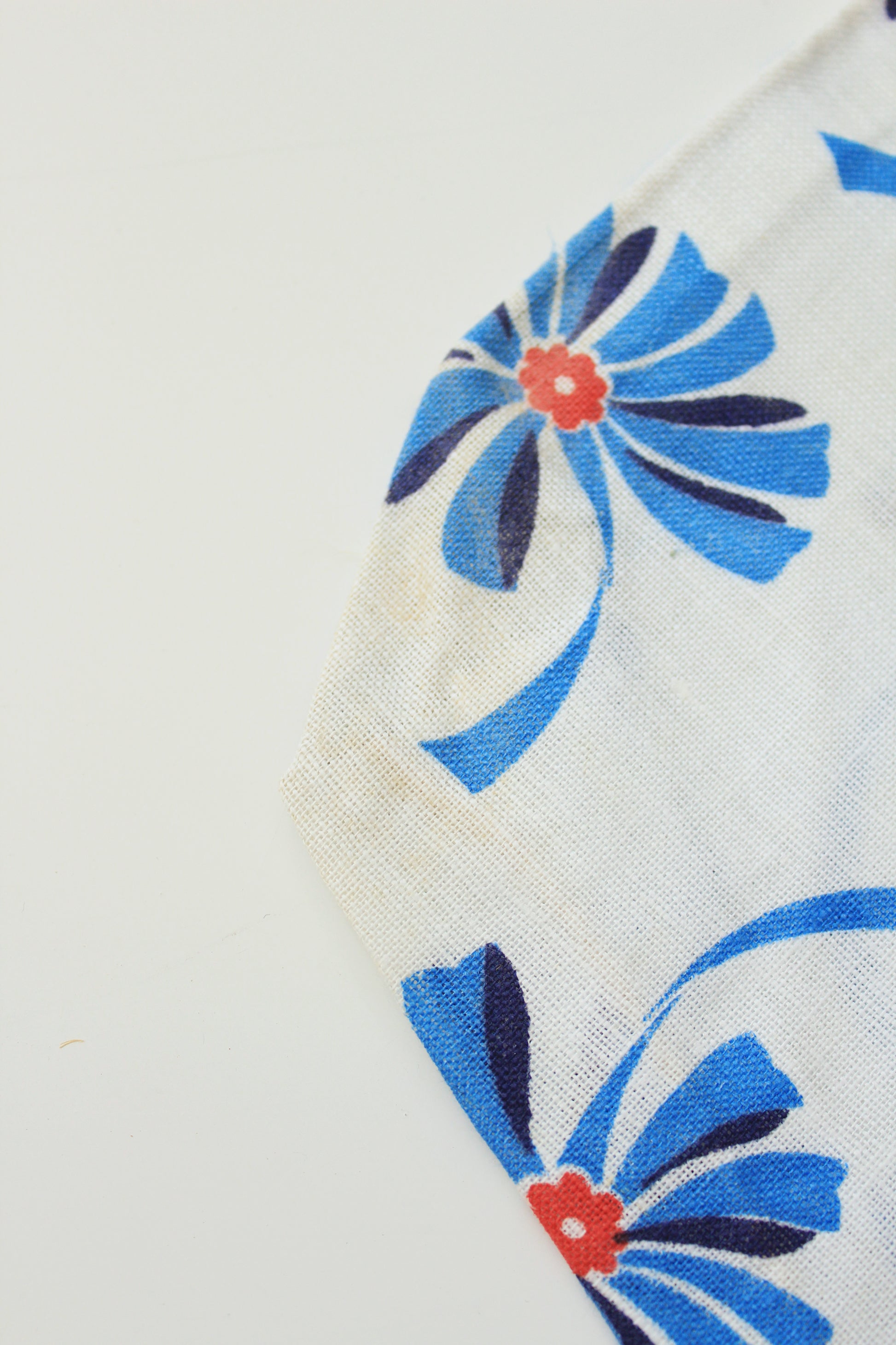 1940s Blue And White Floral Feedsack With Ribbon Illustration, Vintage Summer Sewing/Quilting Fabric