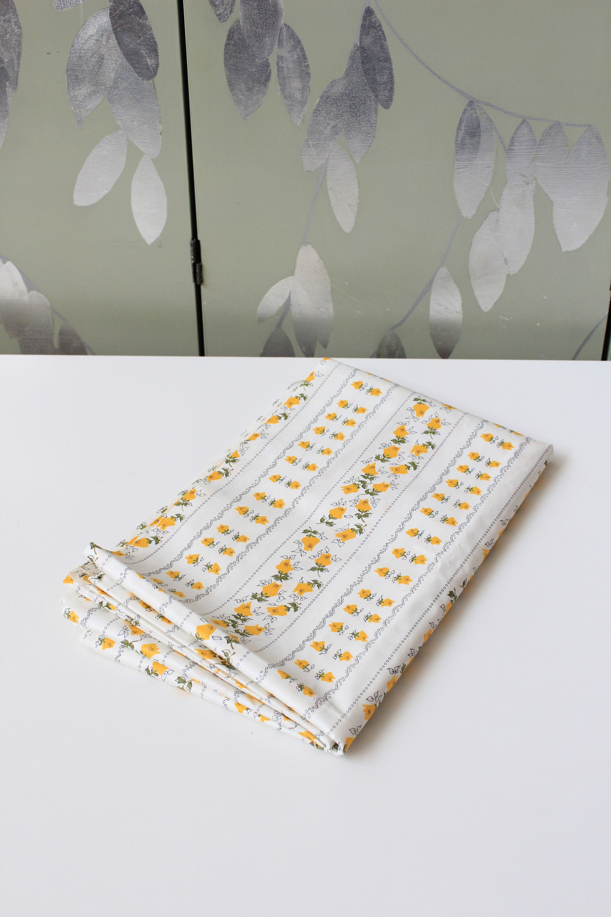 1950s White And Yellow Flower Lines Floral Cotton Fabric, 6.2 Yards