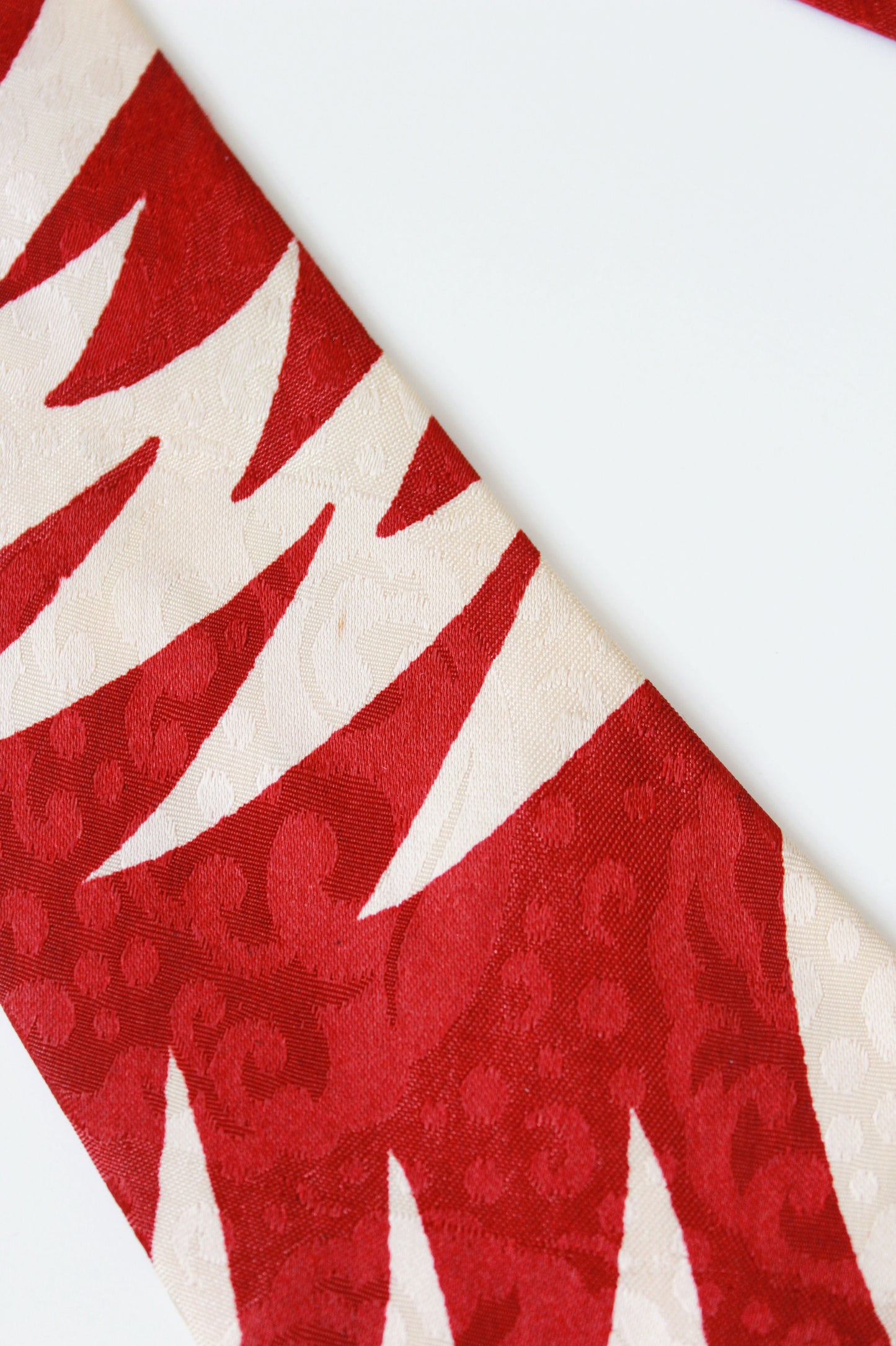 Vintage Late 1940s Red and Cream Rayon Tie With Zig Zag Pattern