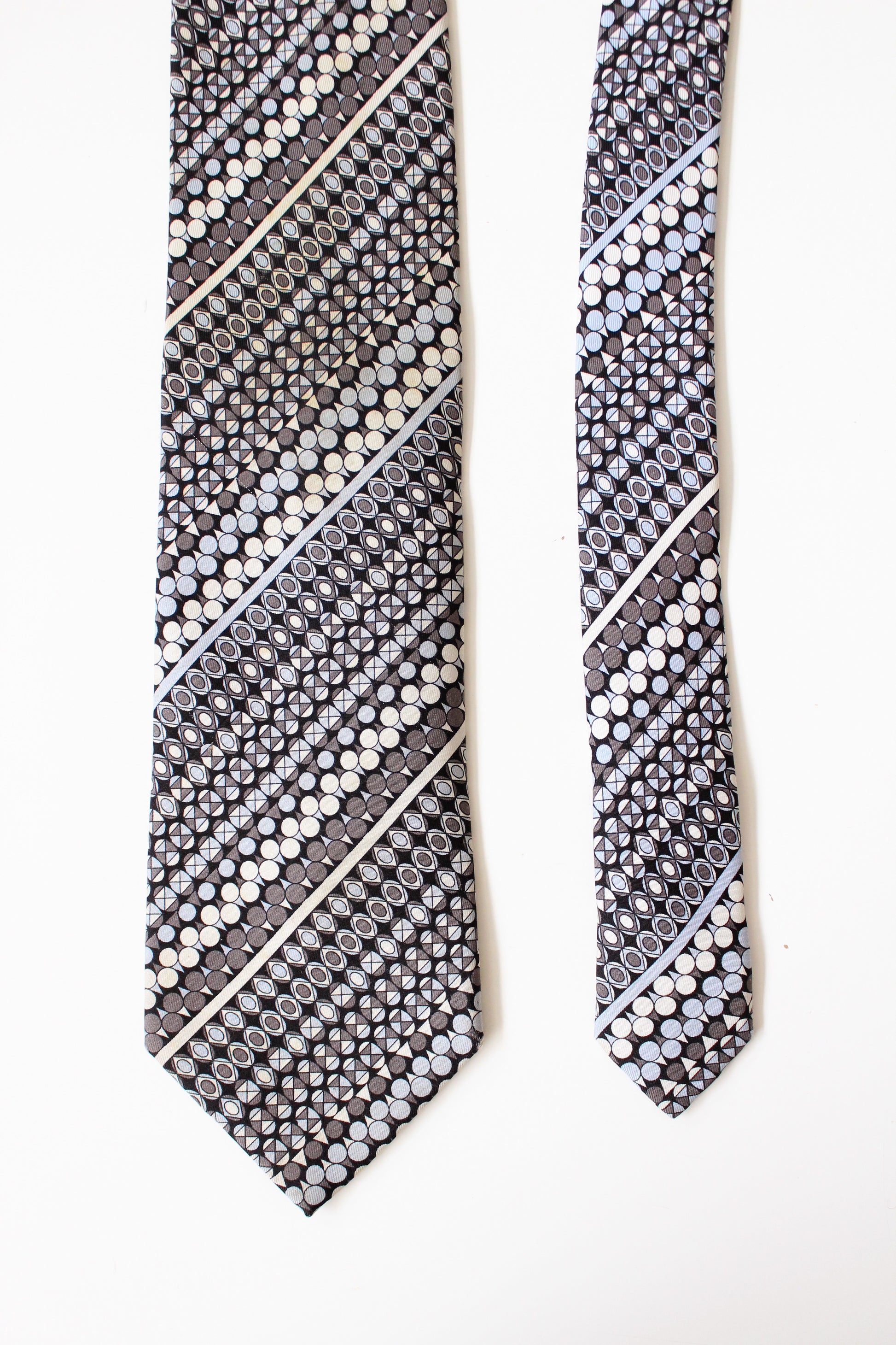 1990s Emilio Pucci Grey And Light Blue Repeating Pattern Silk Designer Tie