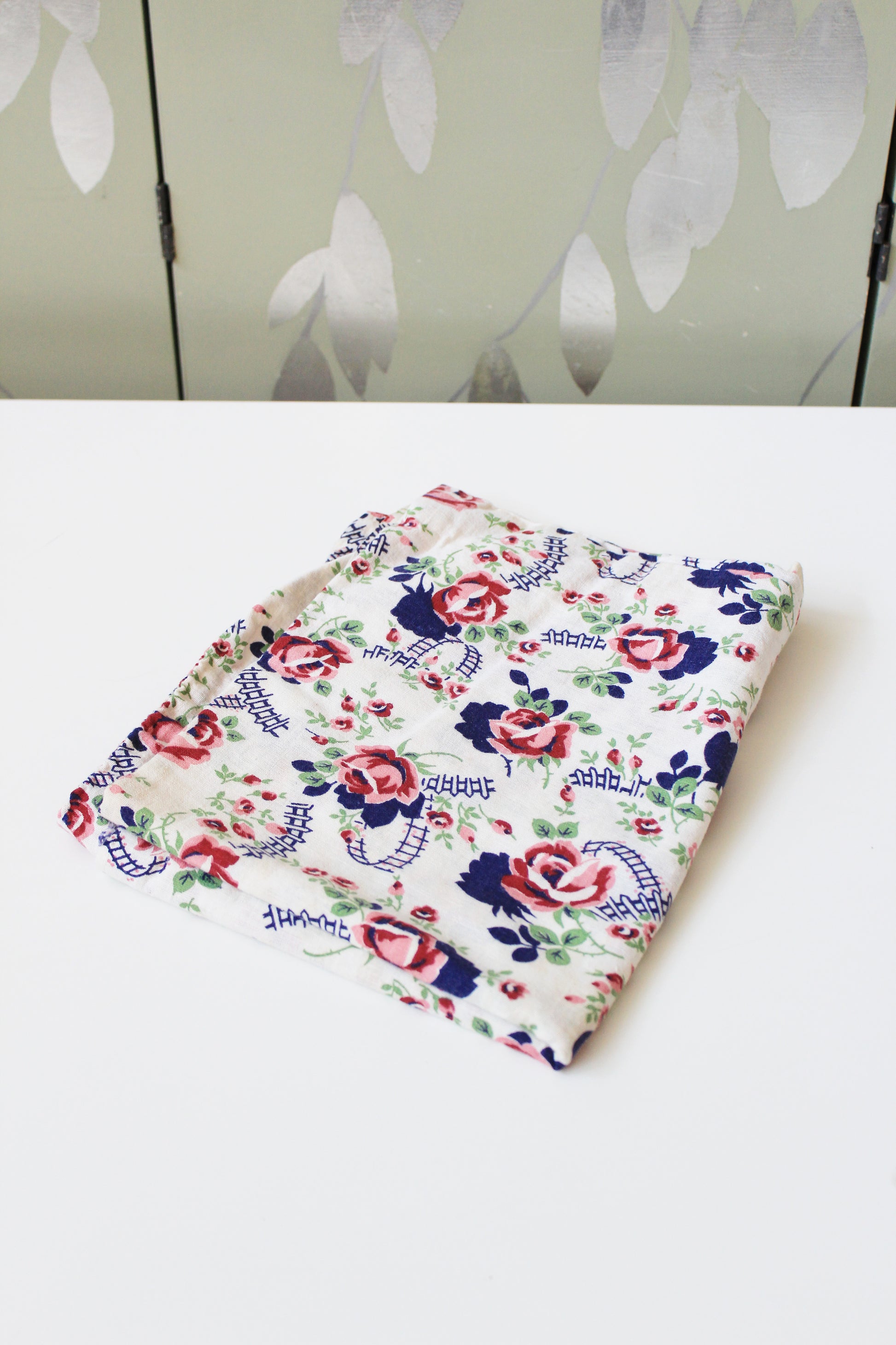 1940s Pink And Red Floral Feedsack Roses With White Picket Fence, Vintage Summer Sewing/Quilting Fabric