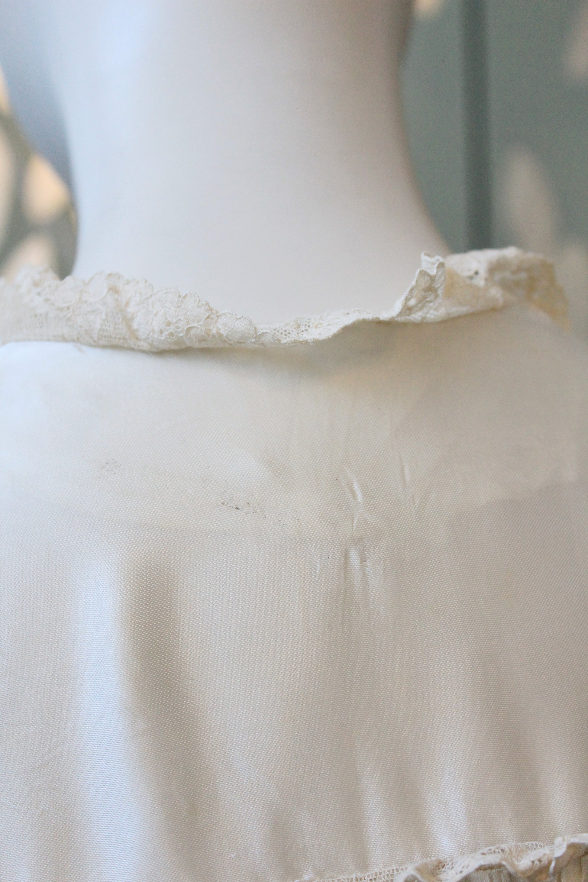 1970s Cream Lace Trim Long Sleeve Satin Robe, Small