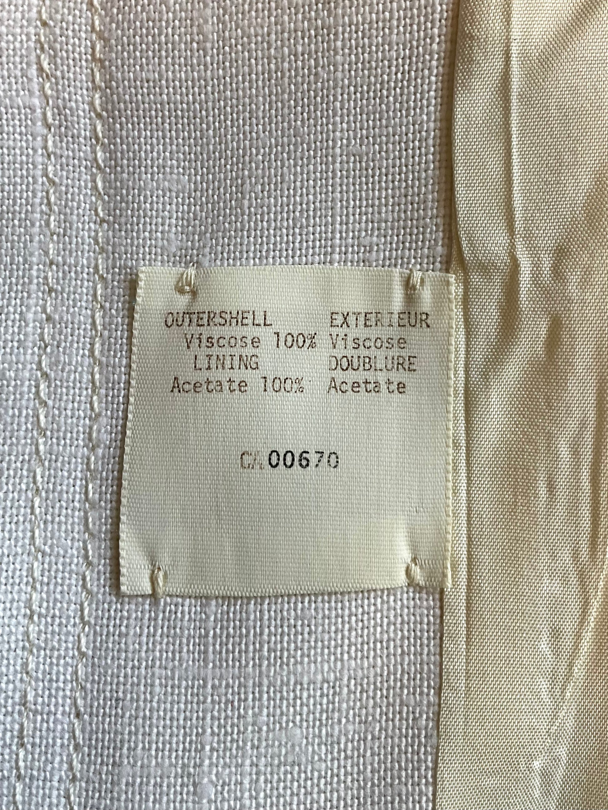 Fabric label on a white fabric background with text detailing material composition.