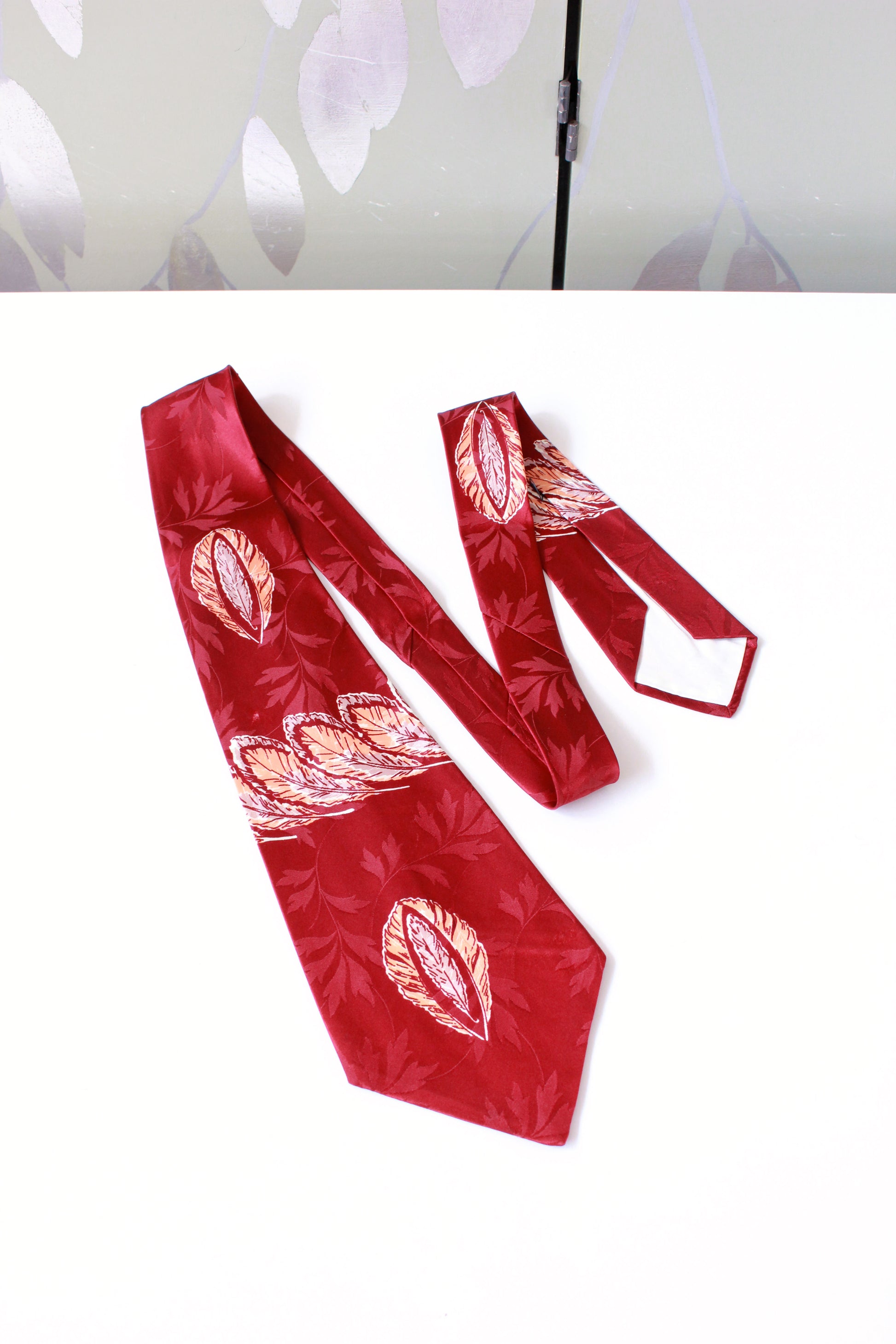 Vintage 1940s Burgundy Leaf Pattern Rayon Tie