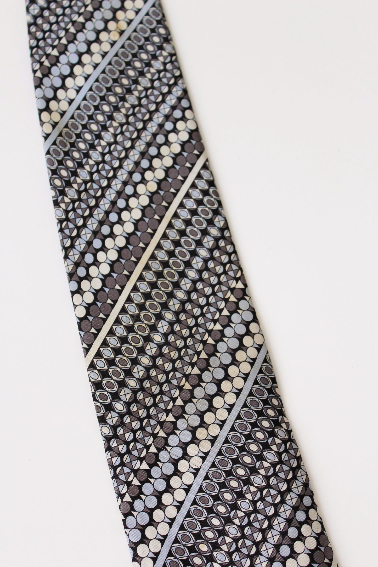 1990s Emilio Pucci Grey And Light Blue Repeating Pattern Silk Designer Tie