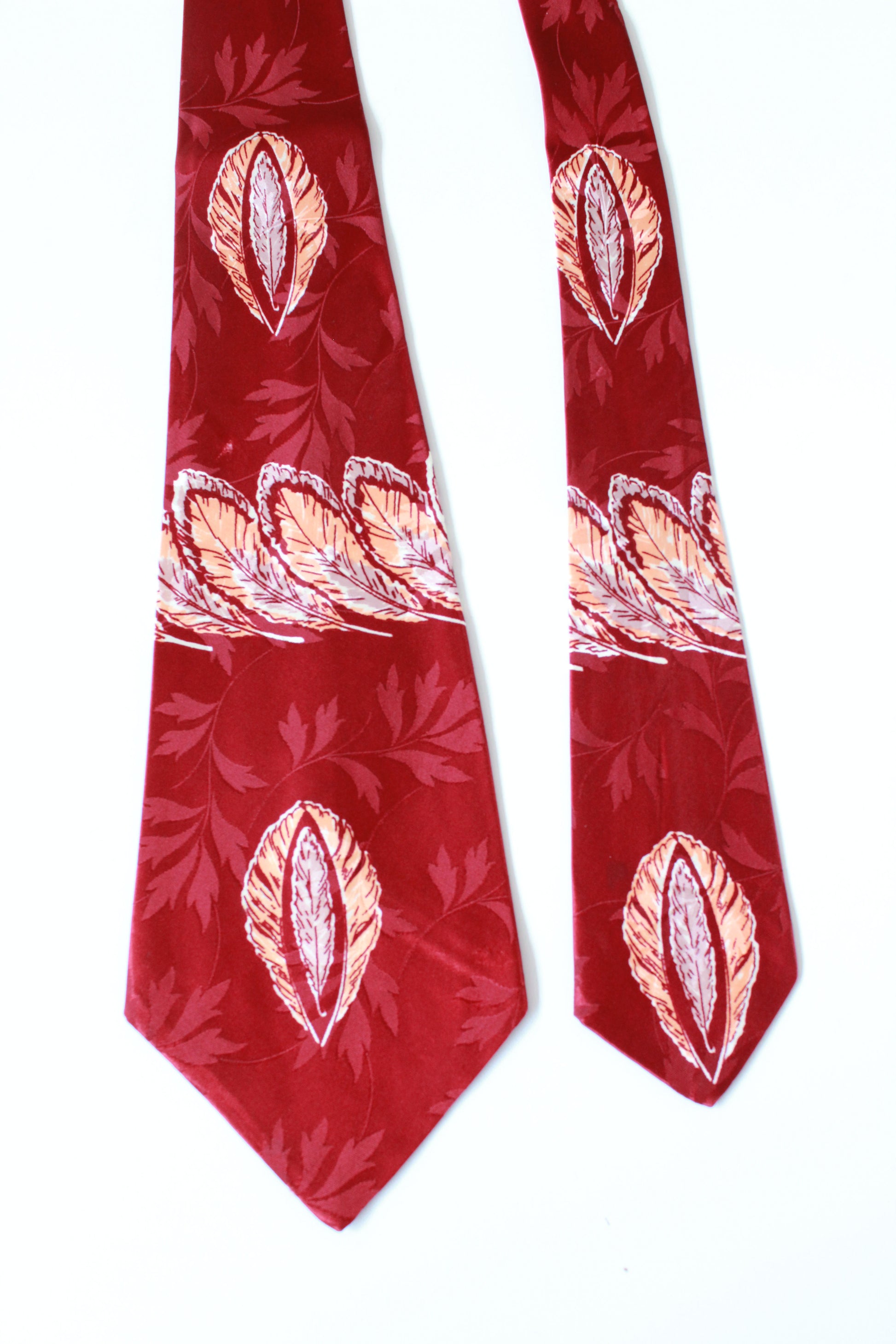 Vintage 1940s Burgundy Leaf Pattern Rayon Tie