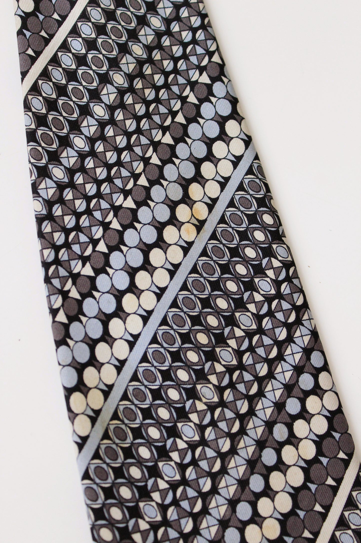 1990s Emilio Pucci Grey And Light Blue Repeating Pattern Silk Designer Tie