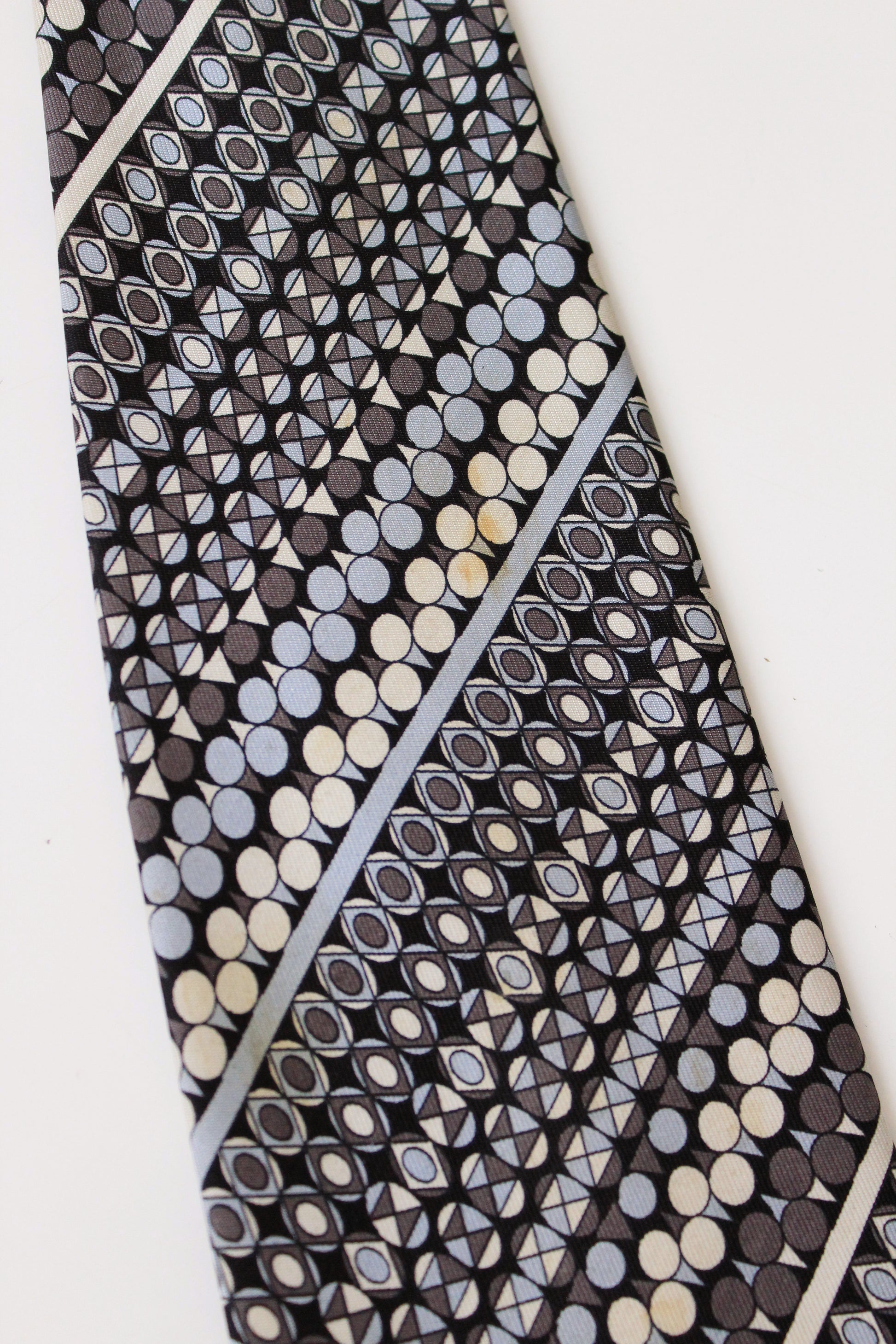 1990s Emilio Pucci Grey And Light Blue Repeating Pattern Silk Designer Tie