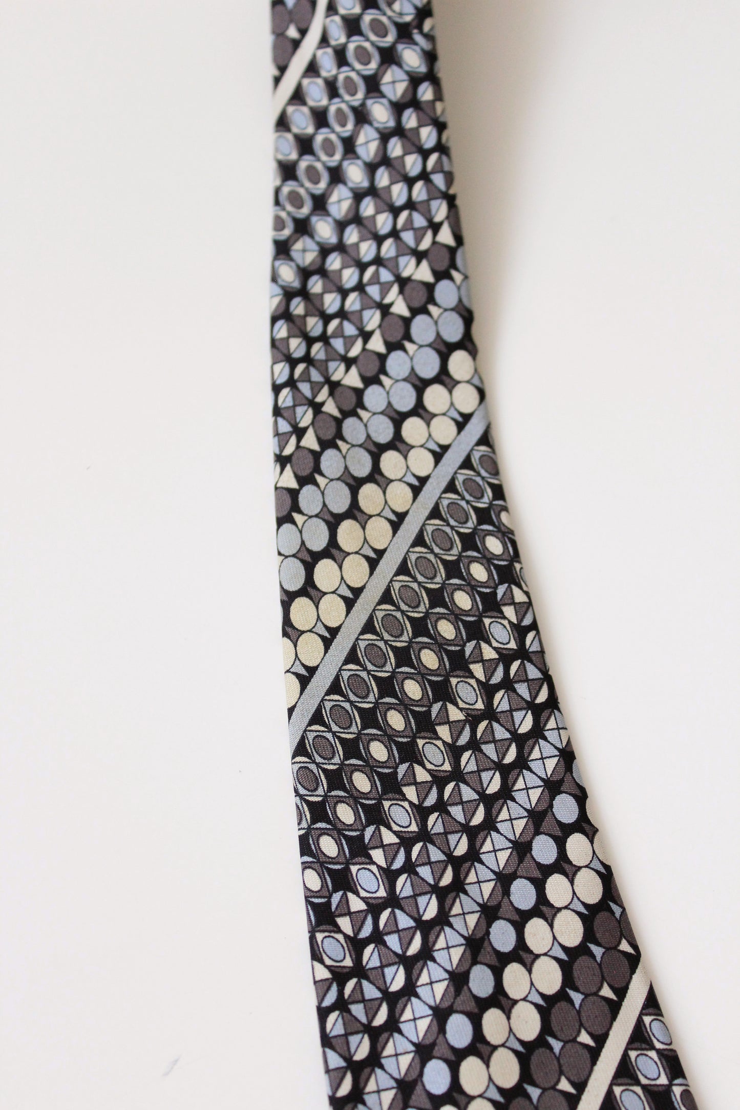 1990s Emilio Pucci Grey And Light Blue Repeating Pattern Silk Designer Tie