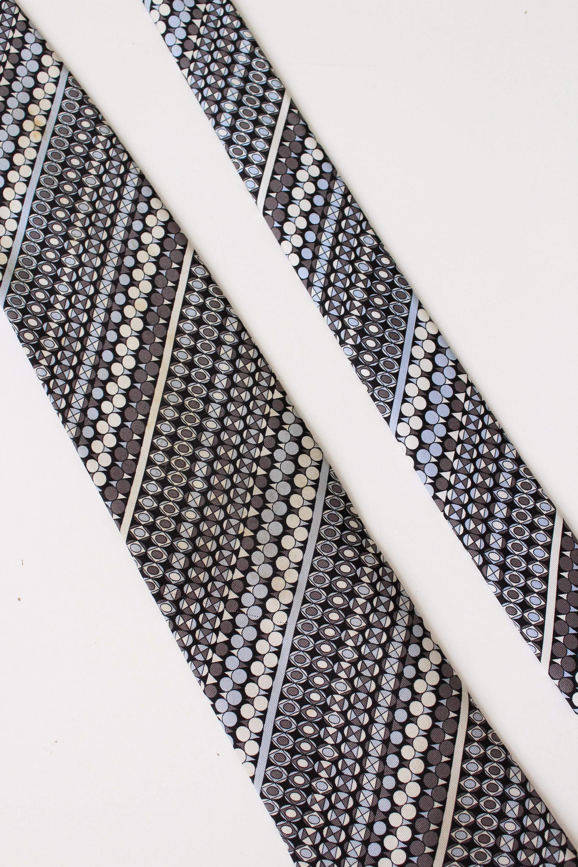 1990s Emilio Pucci Grey And Light Blue Repeating Pattern Silk Designer Tie