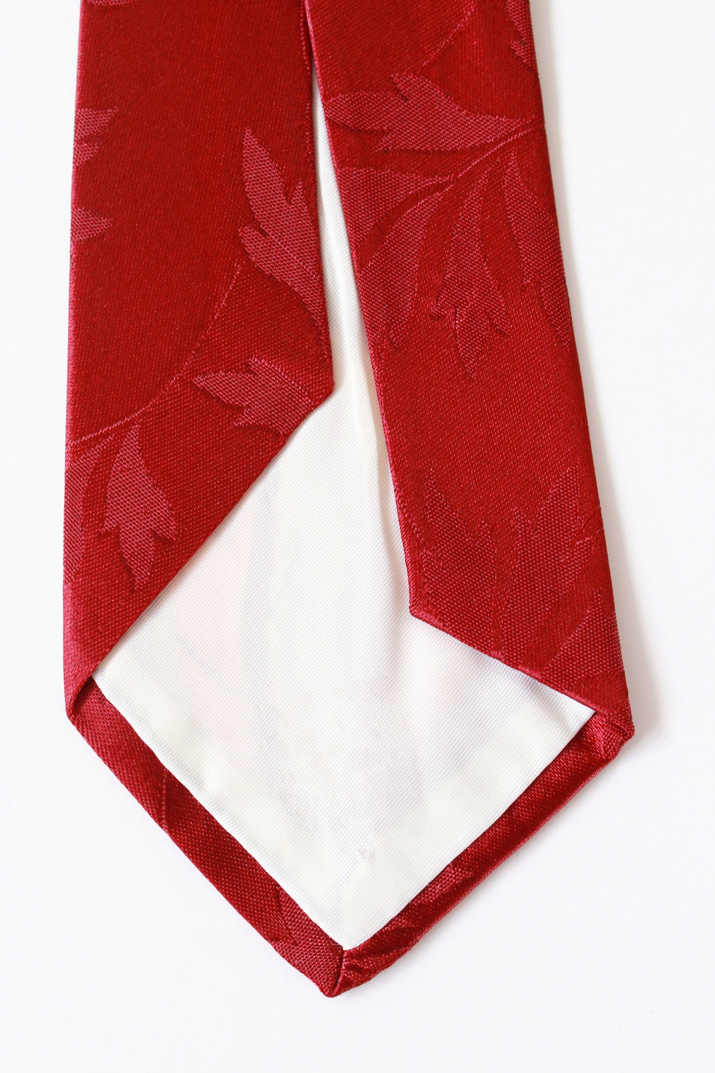 Vintage 1940s Burgundy Leaf Pattern Rayon Tie