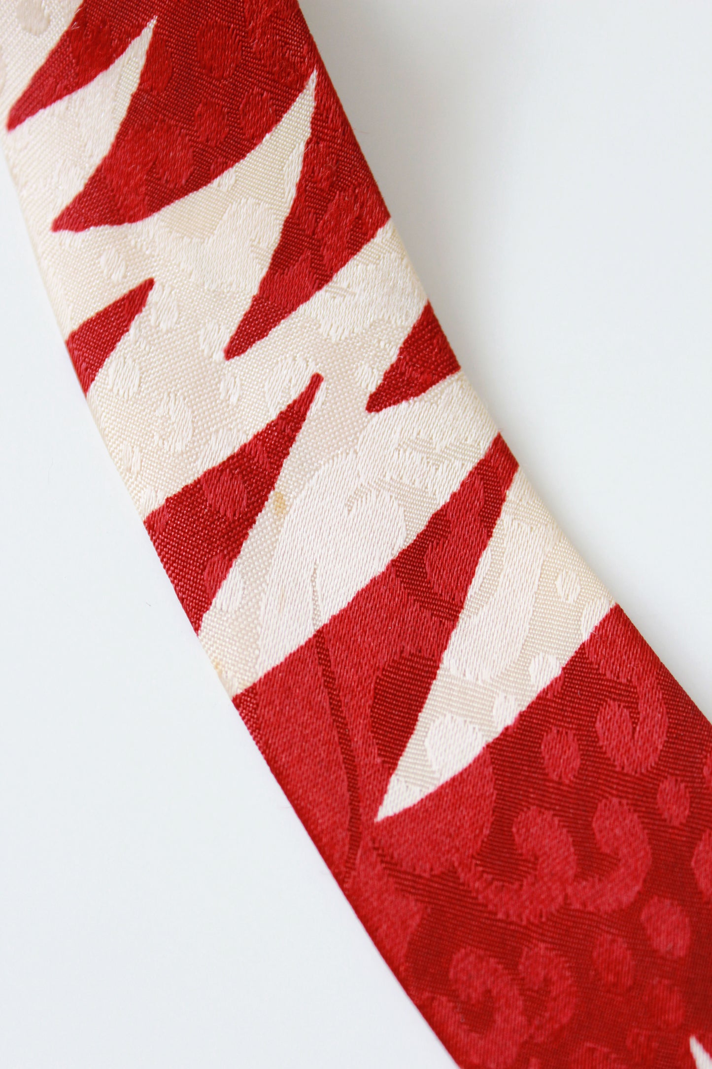 Vintage Late 1940s Red and Cream Rayon Tie With Zig Zag Pattern