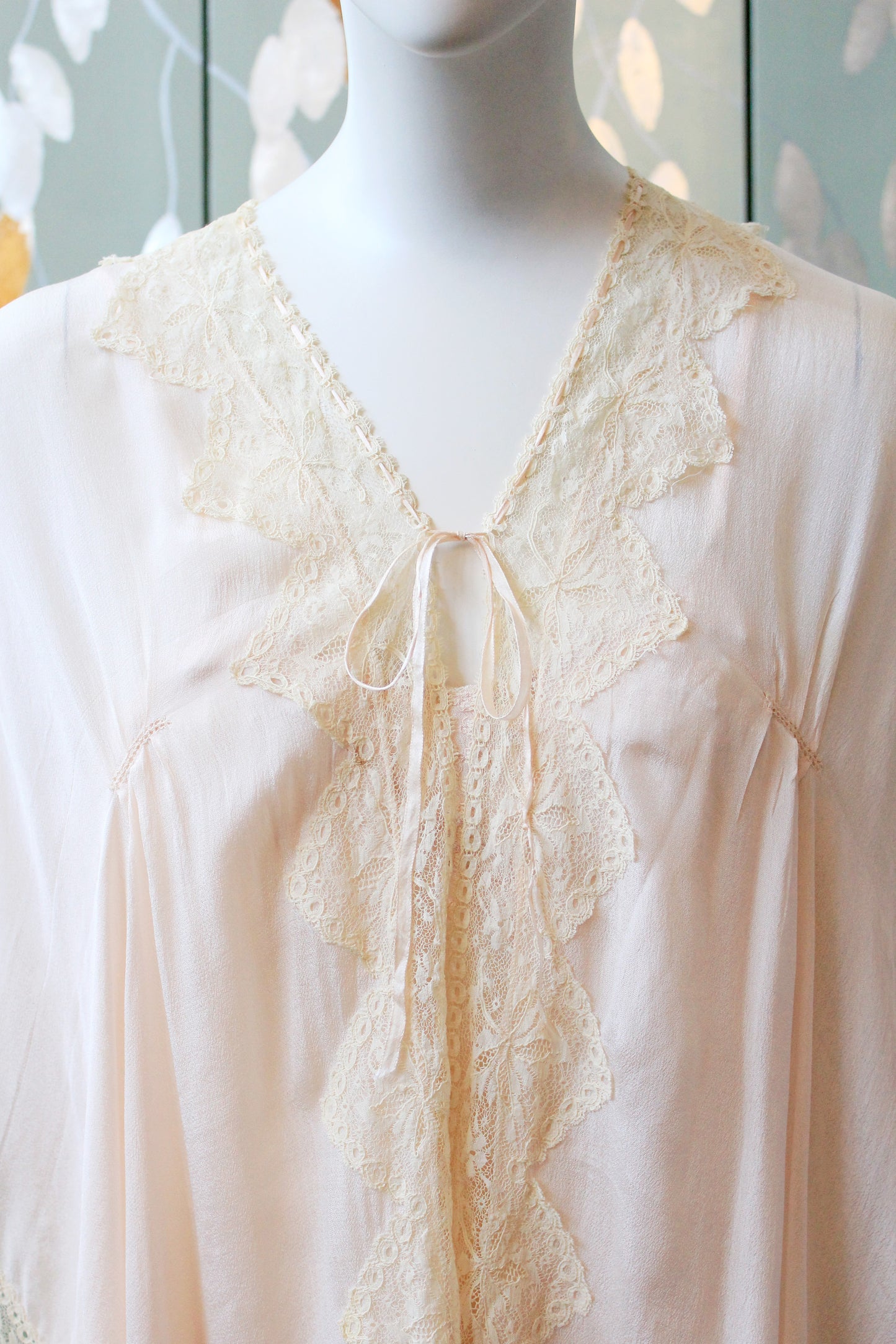 1920s Light Pink Silk Bed Jacket With Pointy Lace Edge, XS-L
