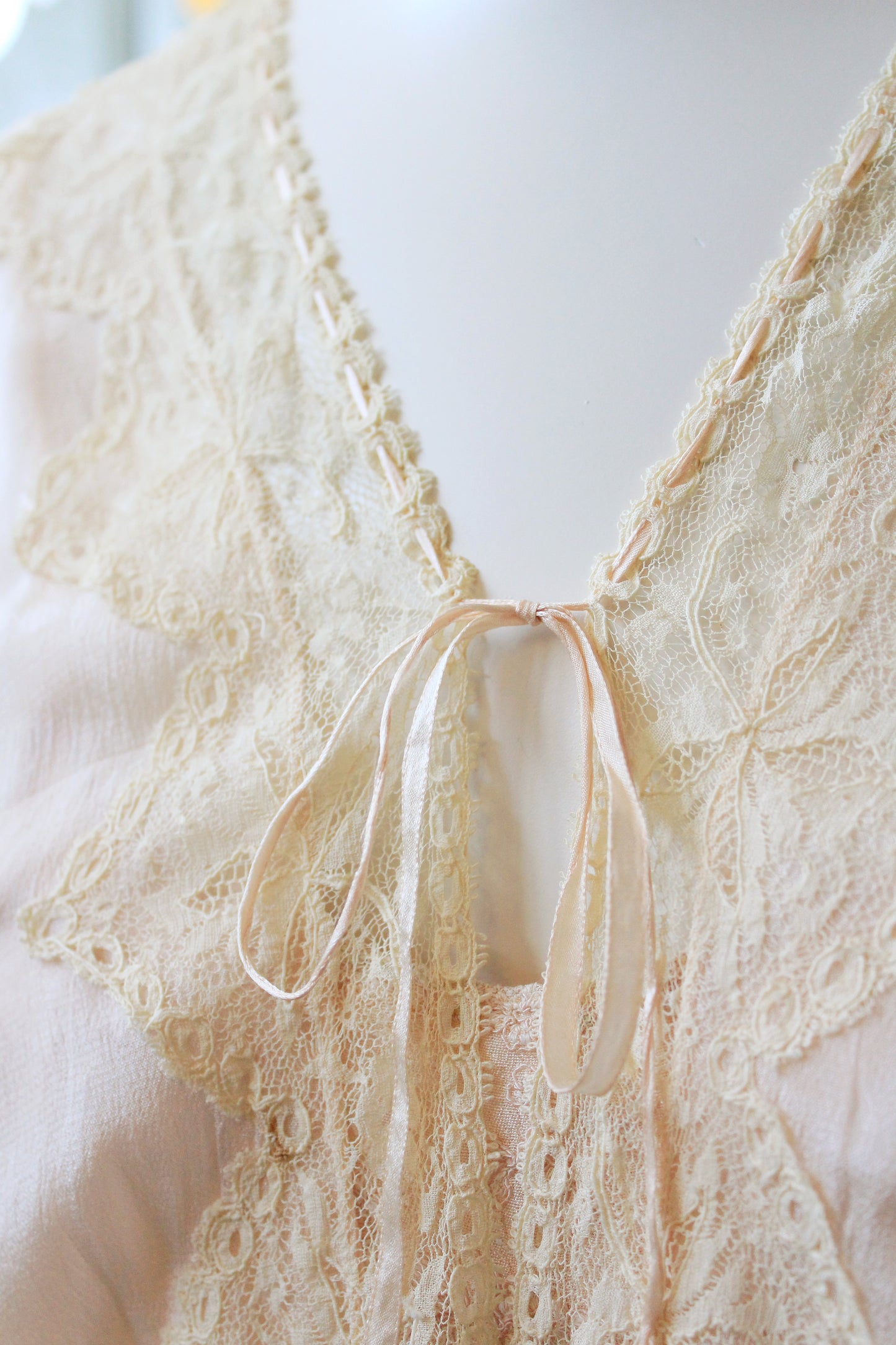1920s Light Pink Silk Bed Jacket With Pointy Lace Edge, XS-L