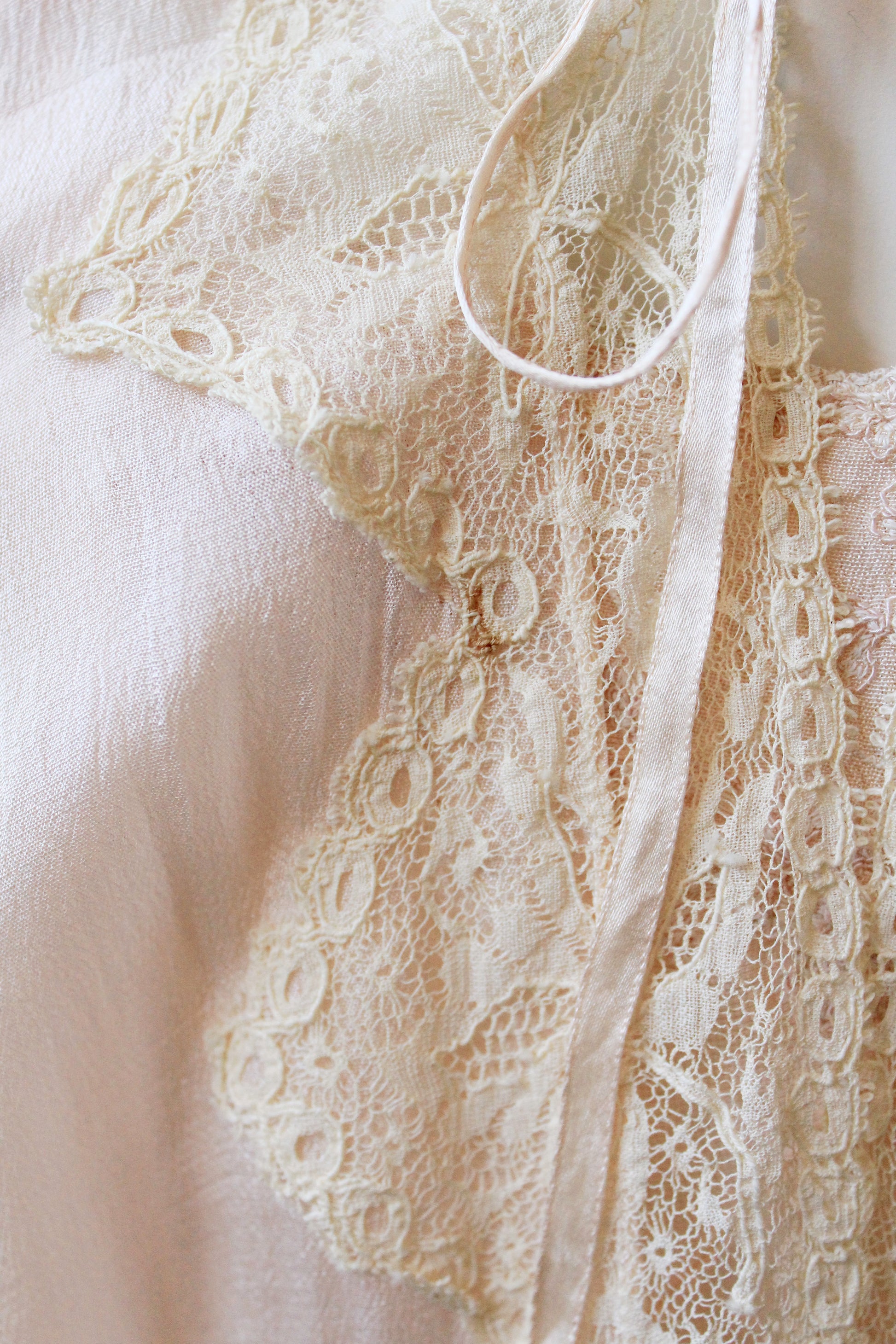 1920s Light Pink Silk Bed Jacket With Pointy Lace Edge, XS-L