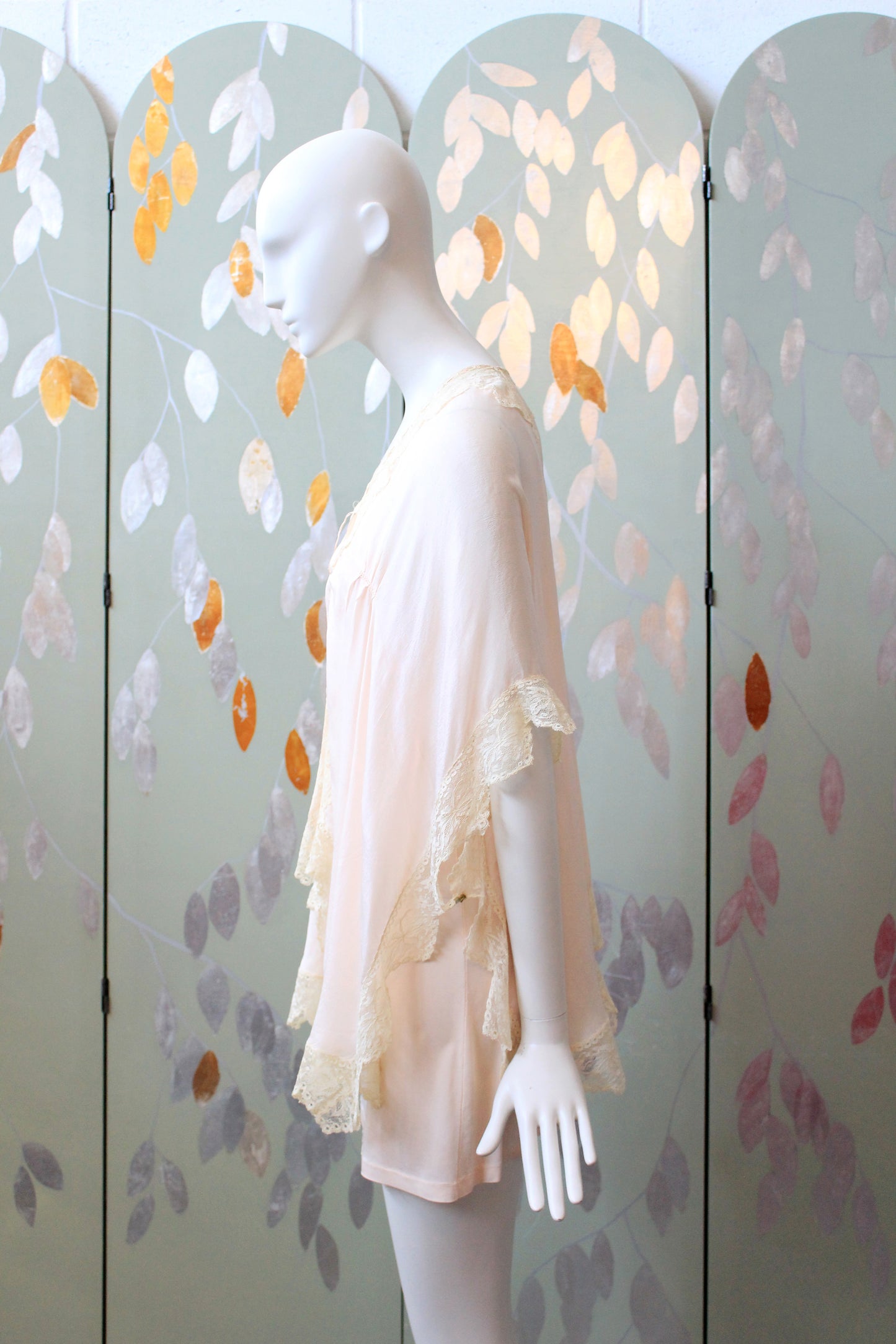 1920s Light Pink Silk Bed Jacket With Pointy Lace Edge, XS-L