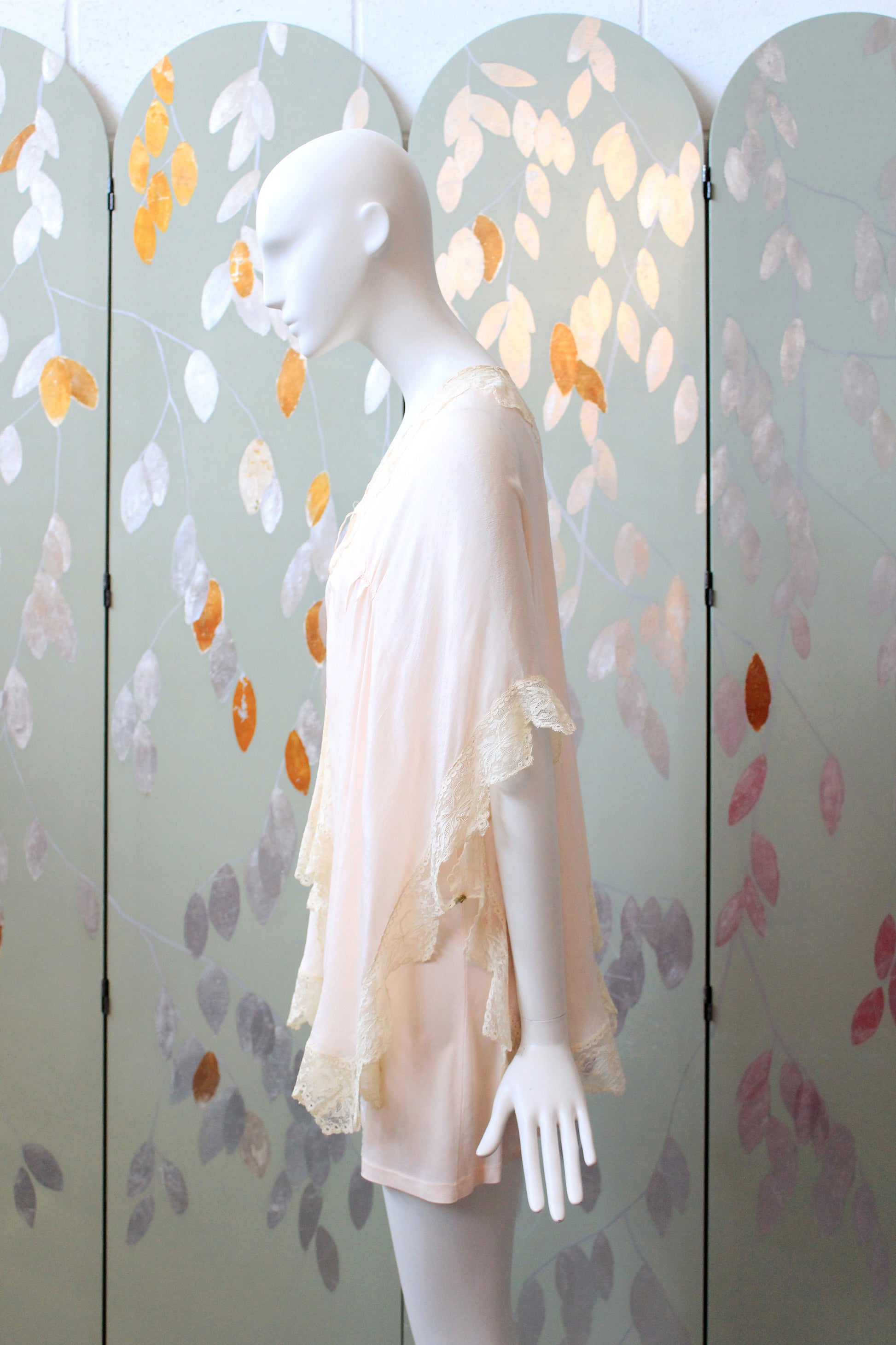 1920s Light Pink Silk Bed Jacket With Pointy Lace Edge, XS-L