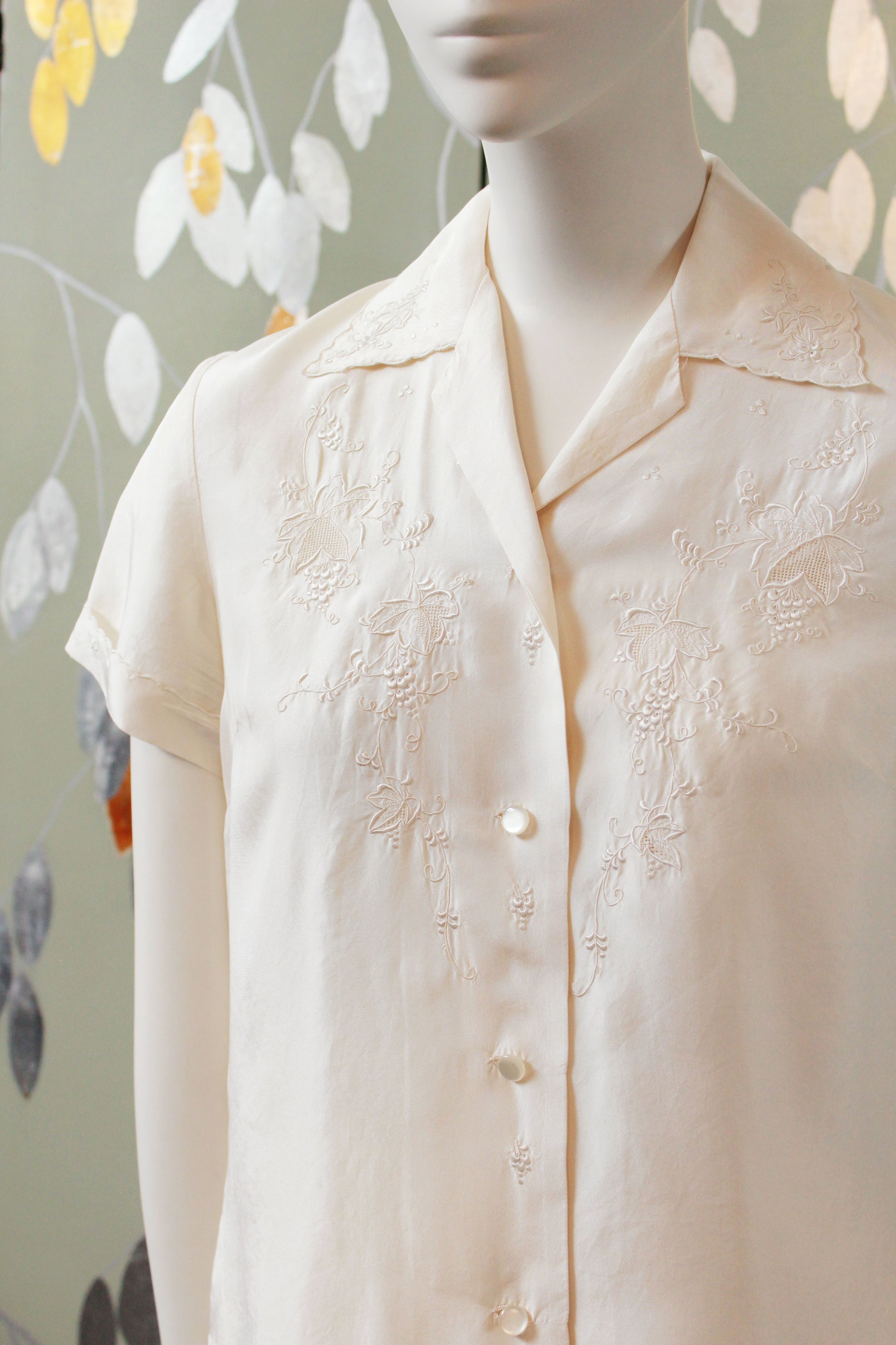 Vintage 1950s Cream Silk Embroidered Short Sleeve Blouse, XS