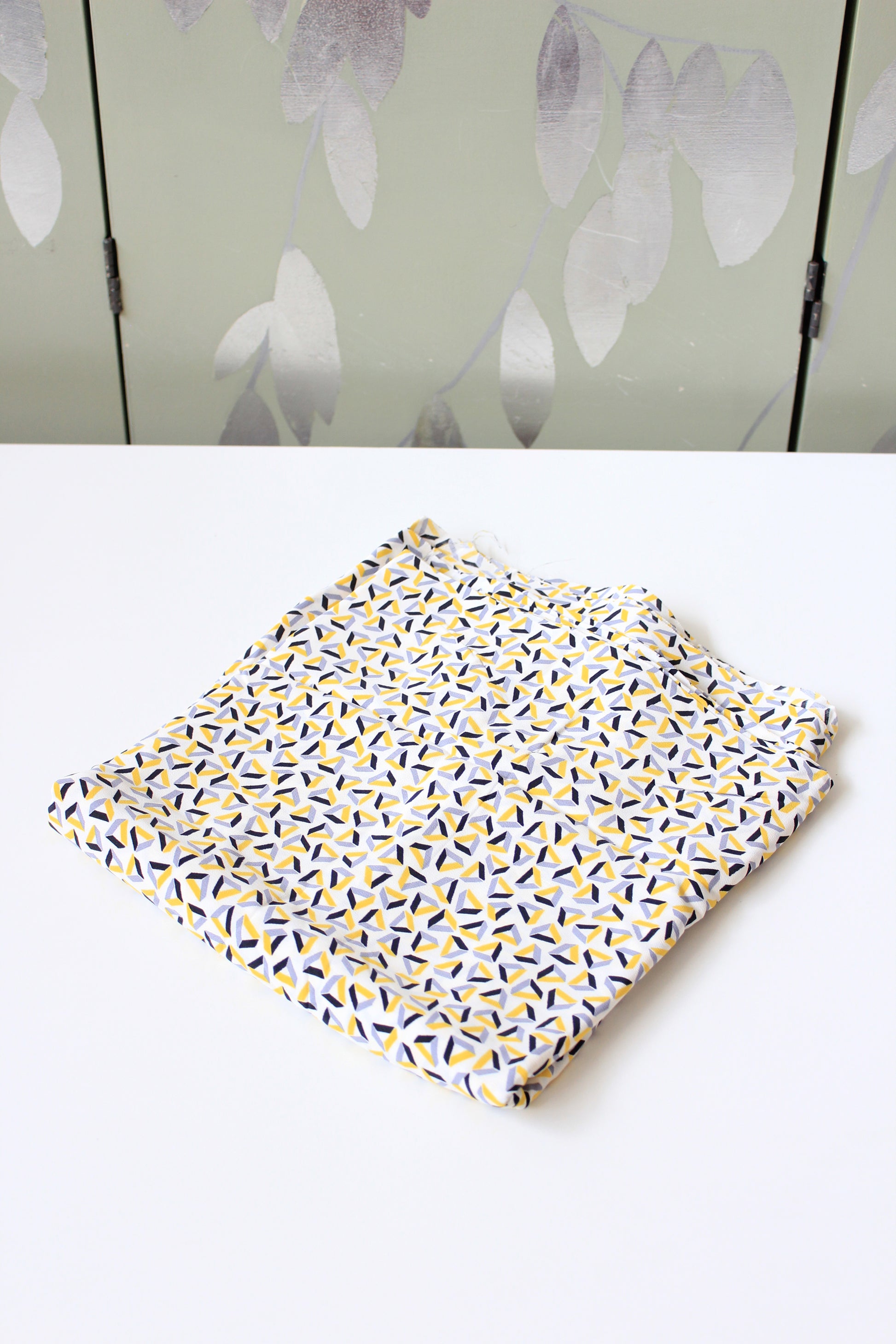 1940s White Geometric Triangle Print Rayon Sewing Fabric, 2.6 Yards