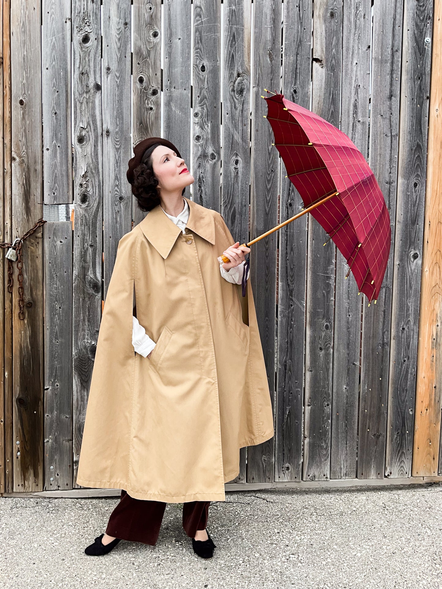 Vintage 1970s Misty Harbour Tan Cape, Large