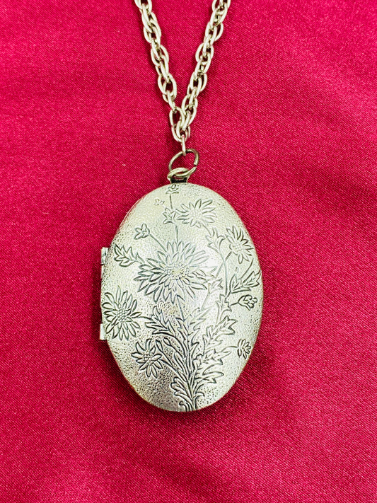 Vintage Silver Oval Engraved Picture Locket Necklace