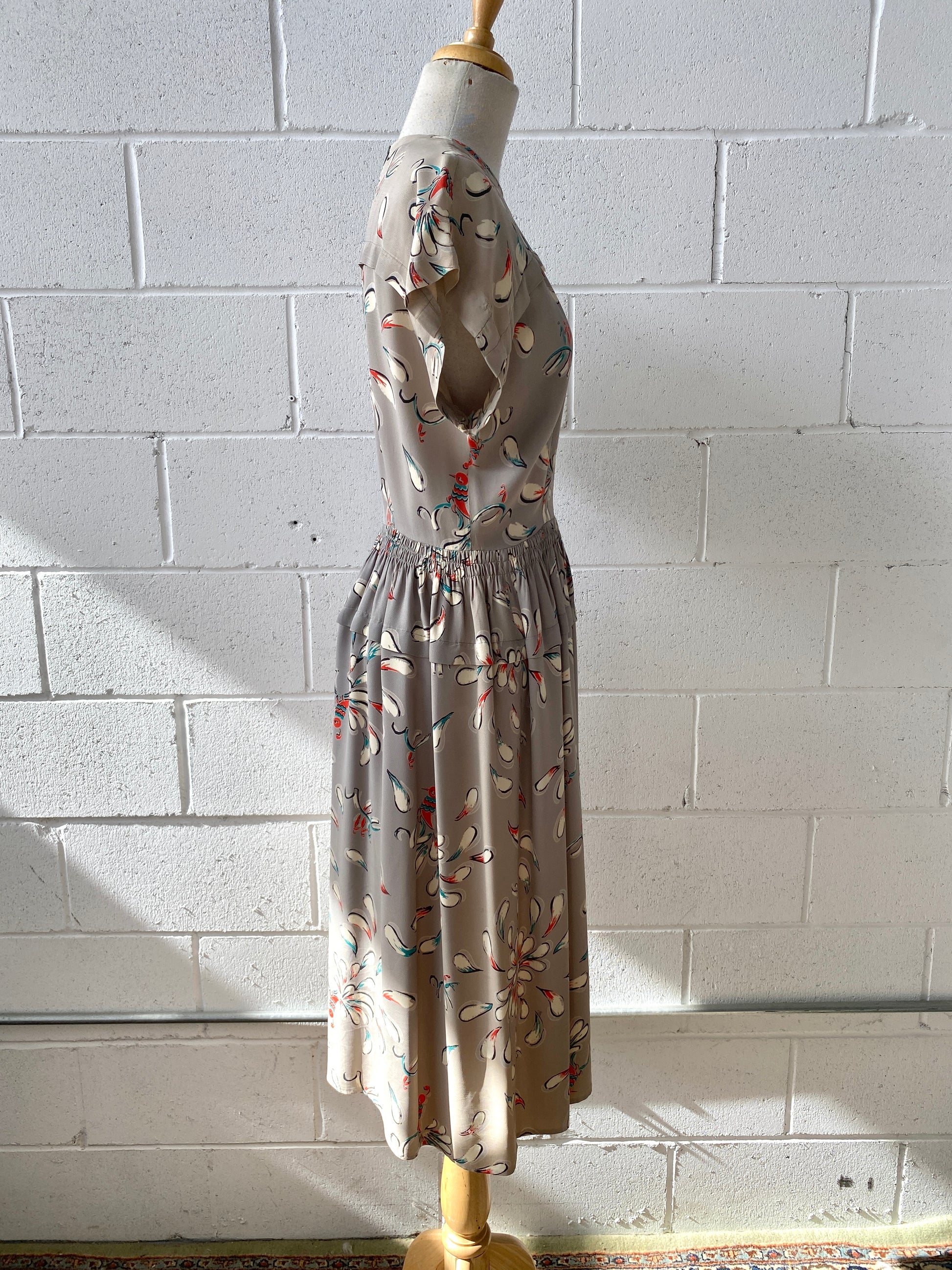 Vintage 1940s Grey Novelty Print Rayon Day Dress, B36"