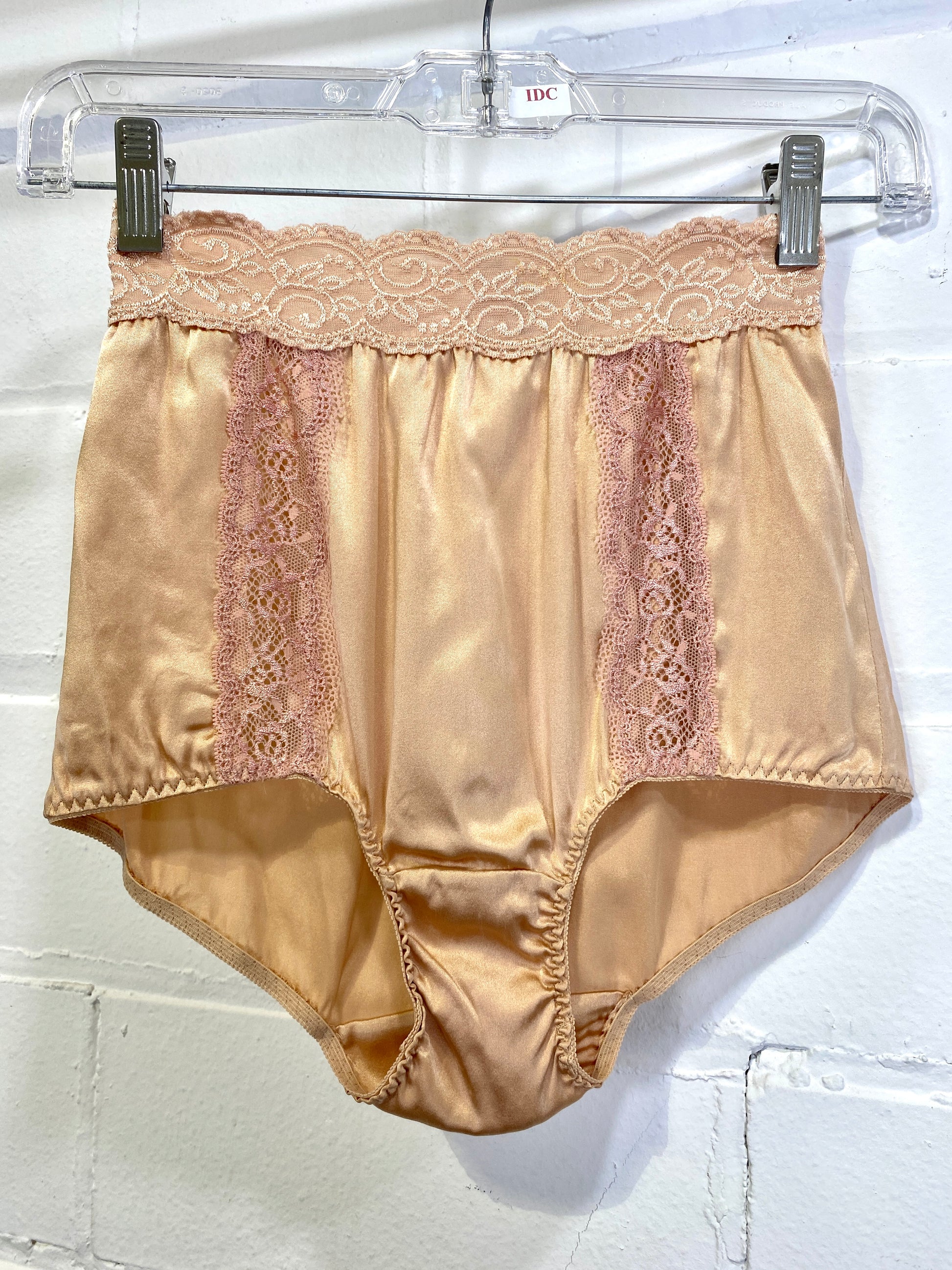 Reproduction 1940s Peach Satin & Lace Underwear, W26 – Ian Drummond Vintage