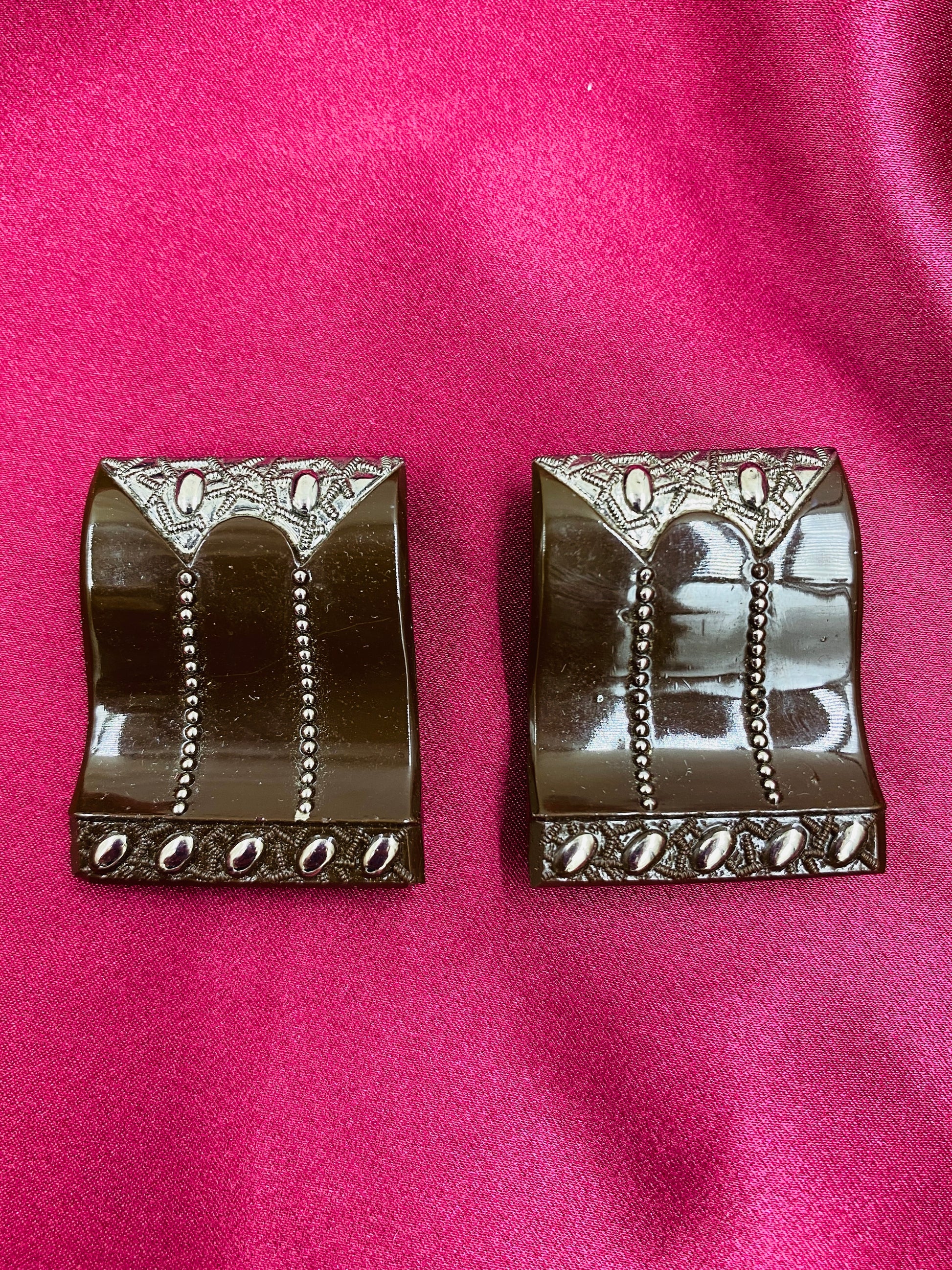 vintage dress clips Wholesale Cinch for Clothes, Leather Boho-Vintage Style for your store Pair of diamant retro Discover 11 Dress Clips and