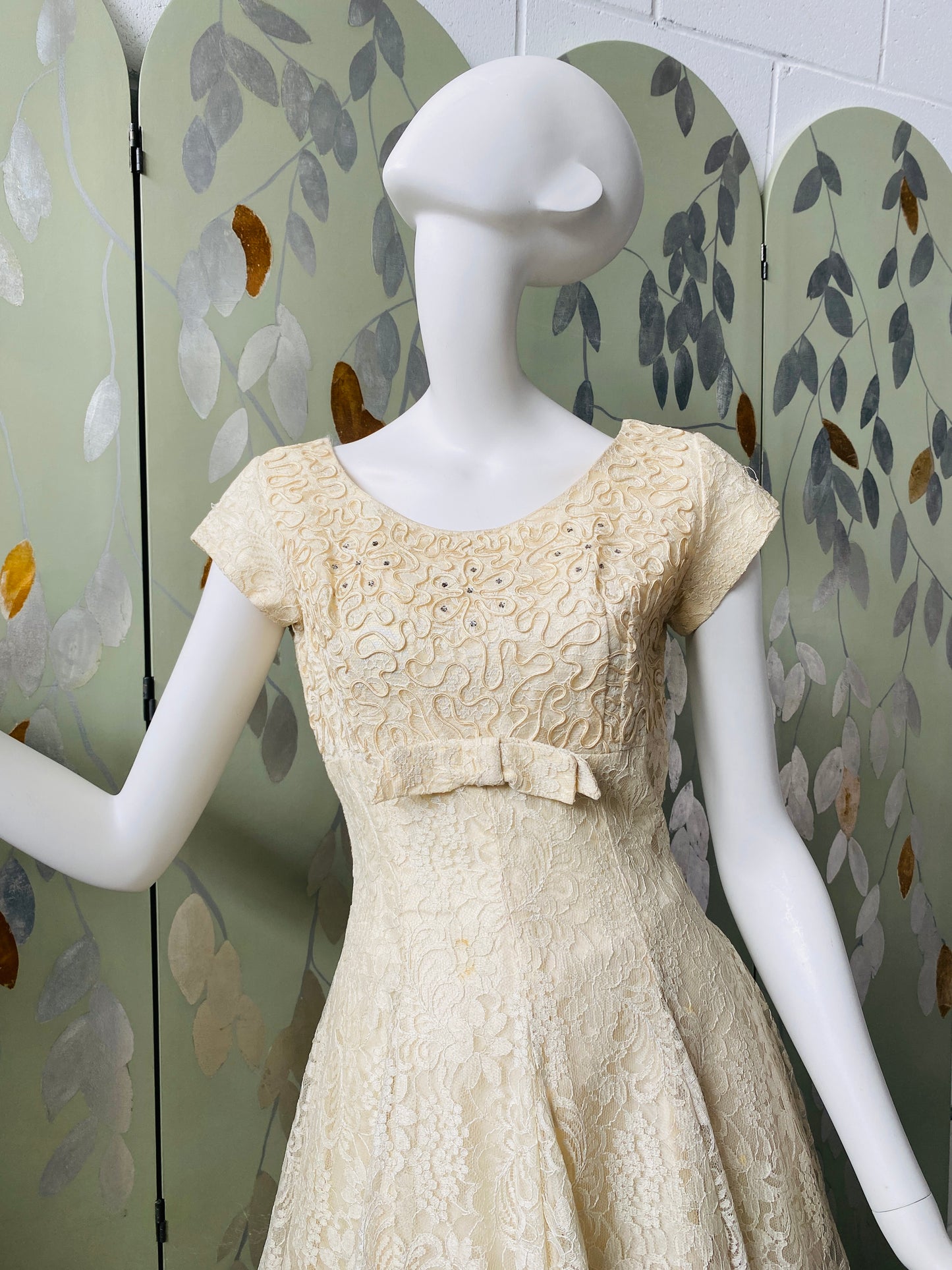 Vintage 1950s Cream Lace Cocktail Dress with Embellished Bodice, B34"